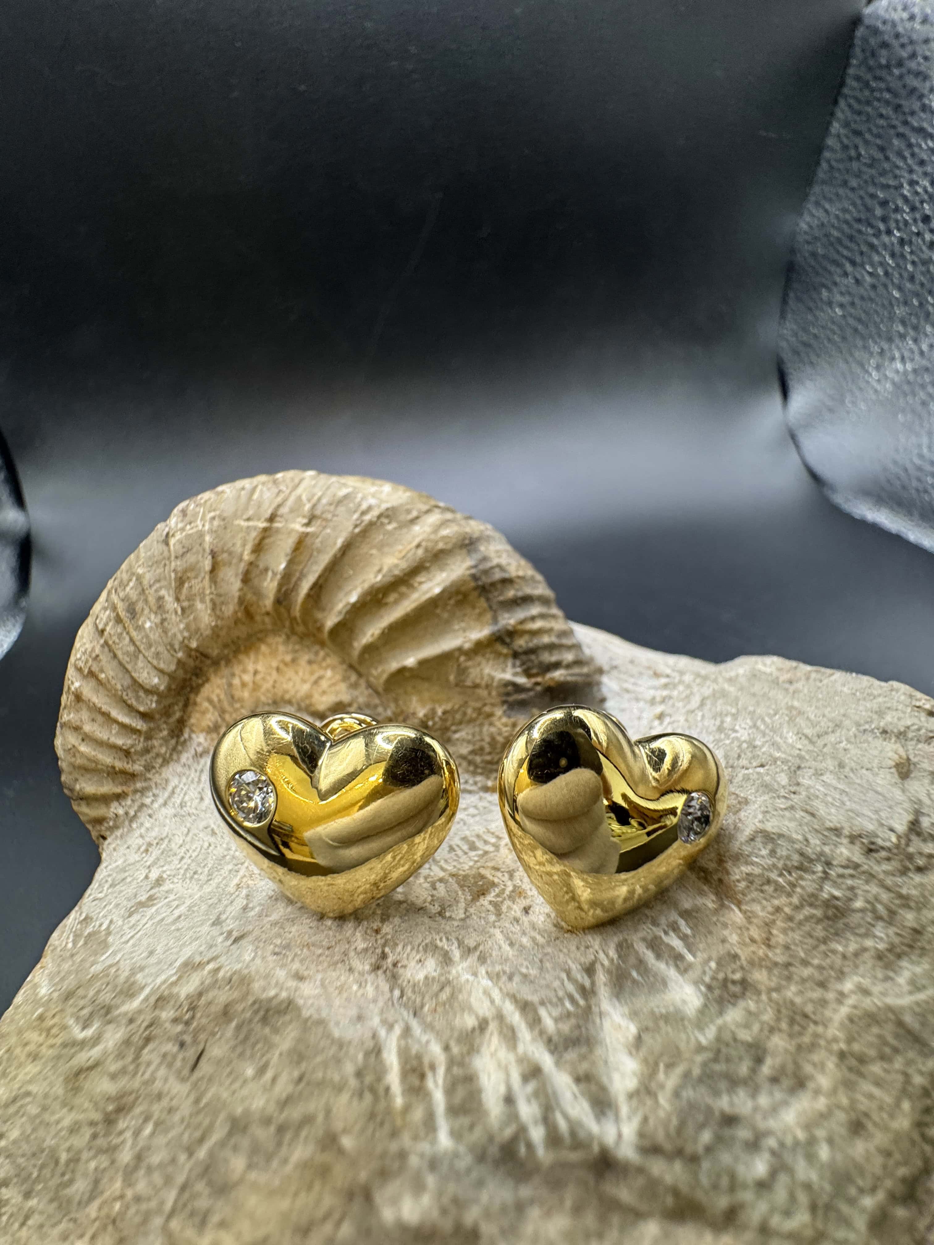 Edle Herz-Ohrringe in 18 Karat Gelbgold mit feinen Brillanten
