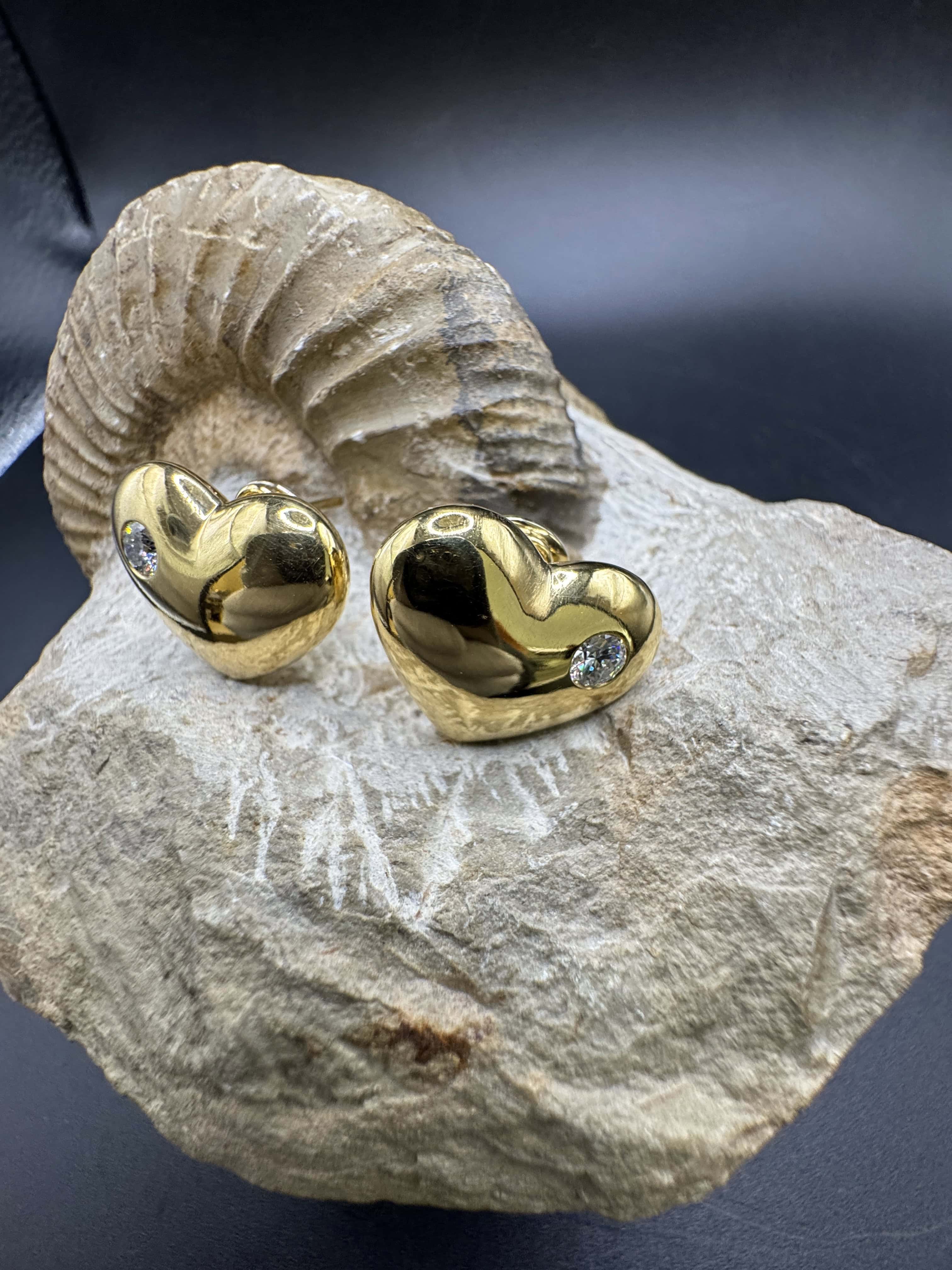 Edle Herz-Ohrringe in 18 Karat Gelbgold mit feinen Brillanten