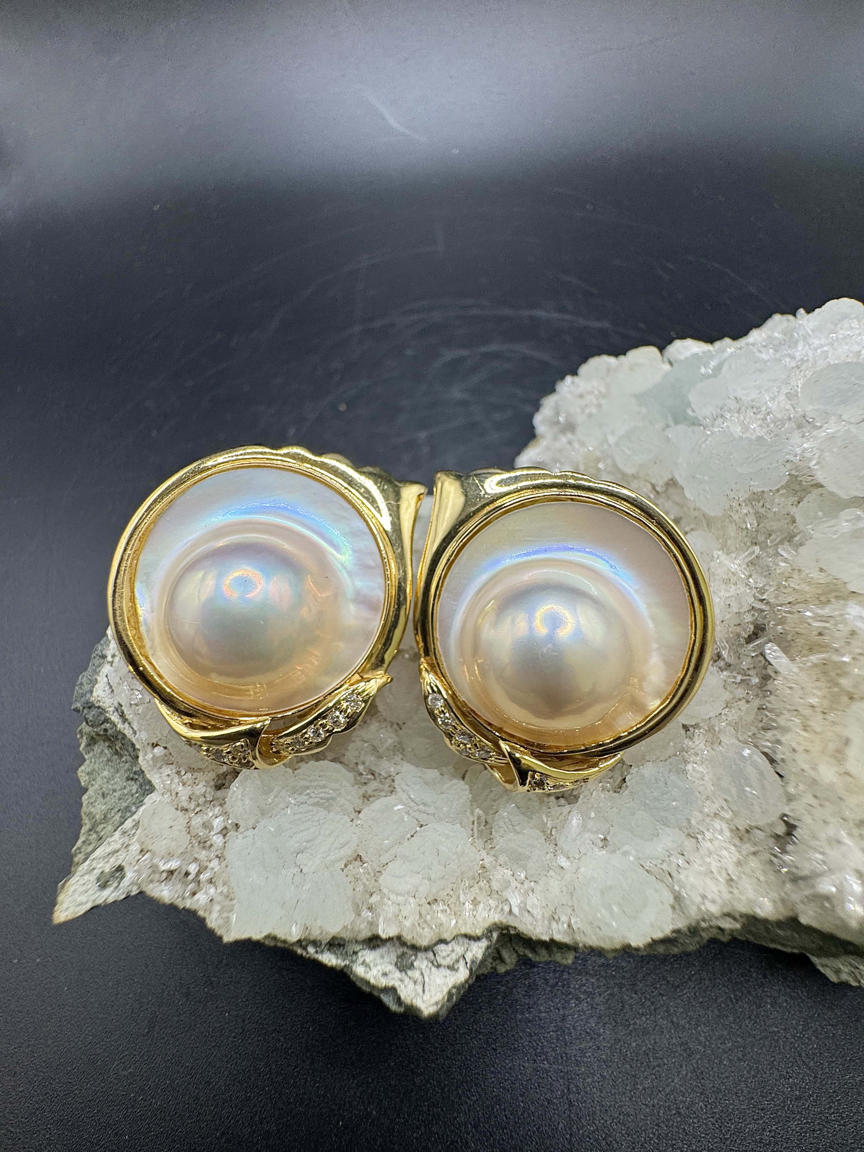 Beeindruckende Ohrringe in 18 Karat Gelbgold mit Mabéperlen & Brillanten