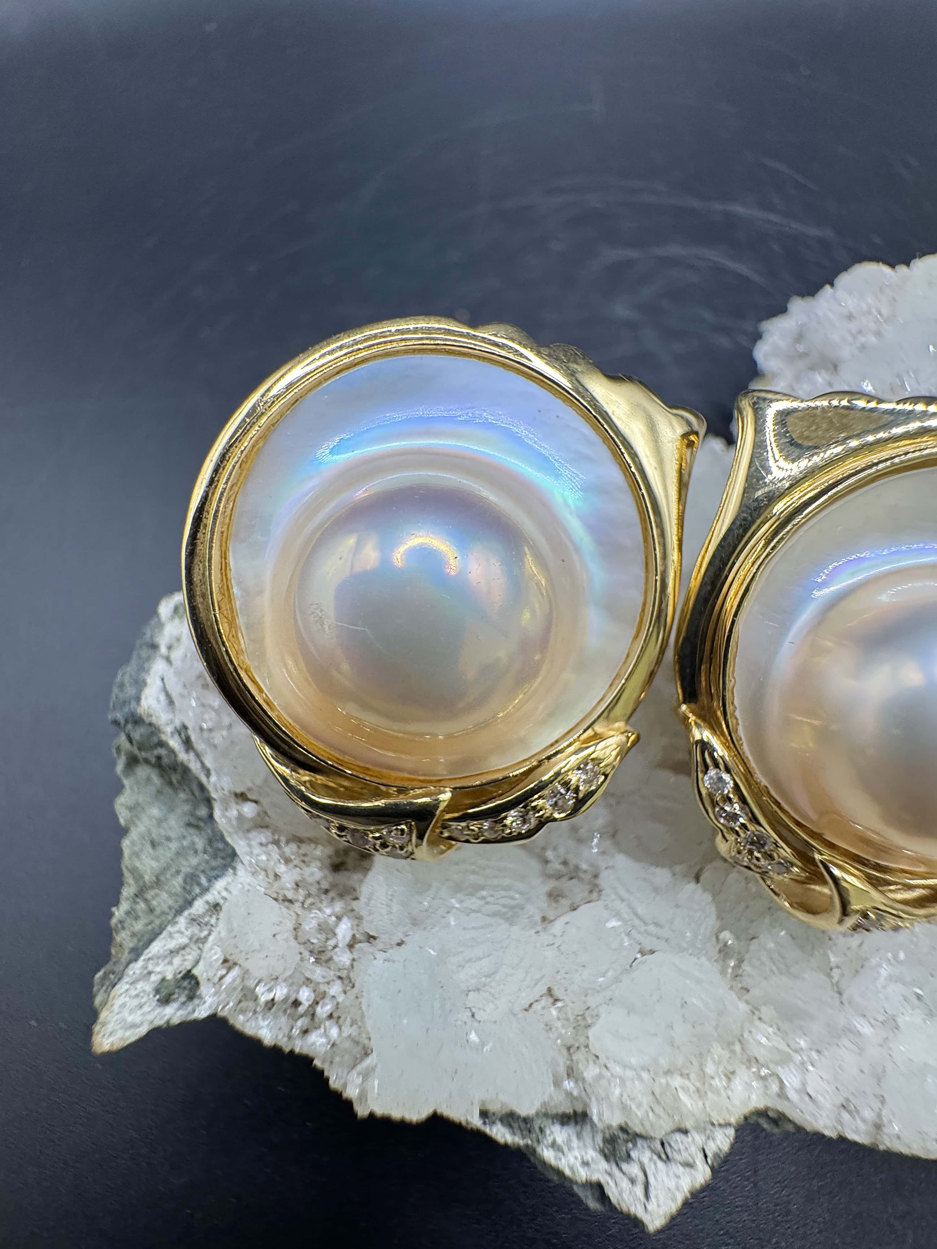 Beeindruckende Ohrringe in 18 Karat Gelbgold mit Mabéperlen & Brillanten