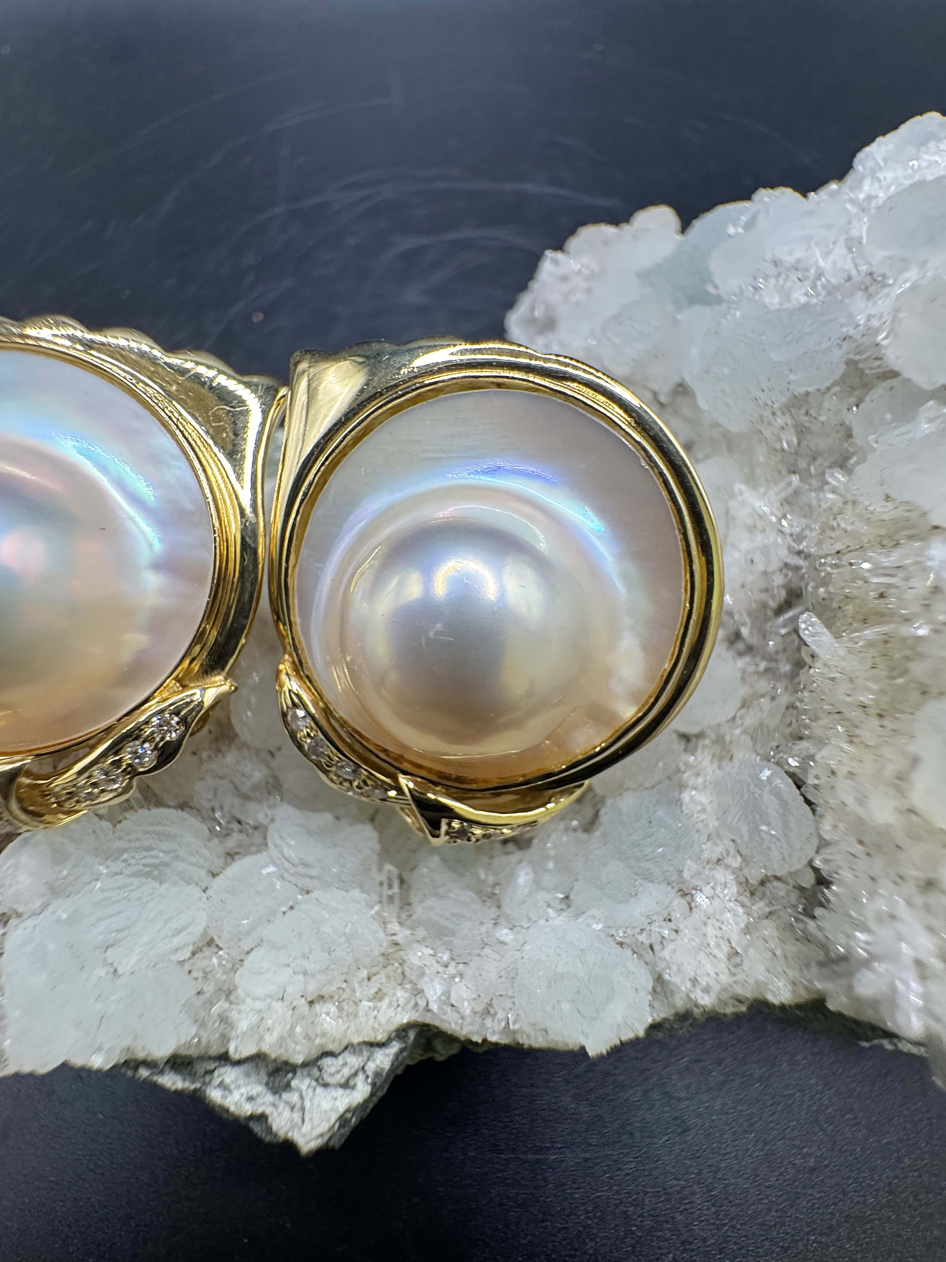 Beeindruckende Ohrringe in 18 Karat Gelbgold mit Mabéperlen & Brillanten