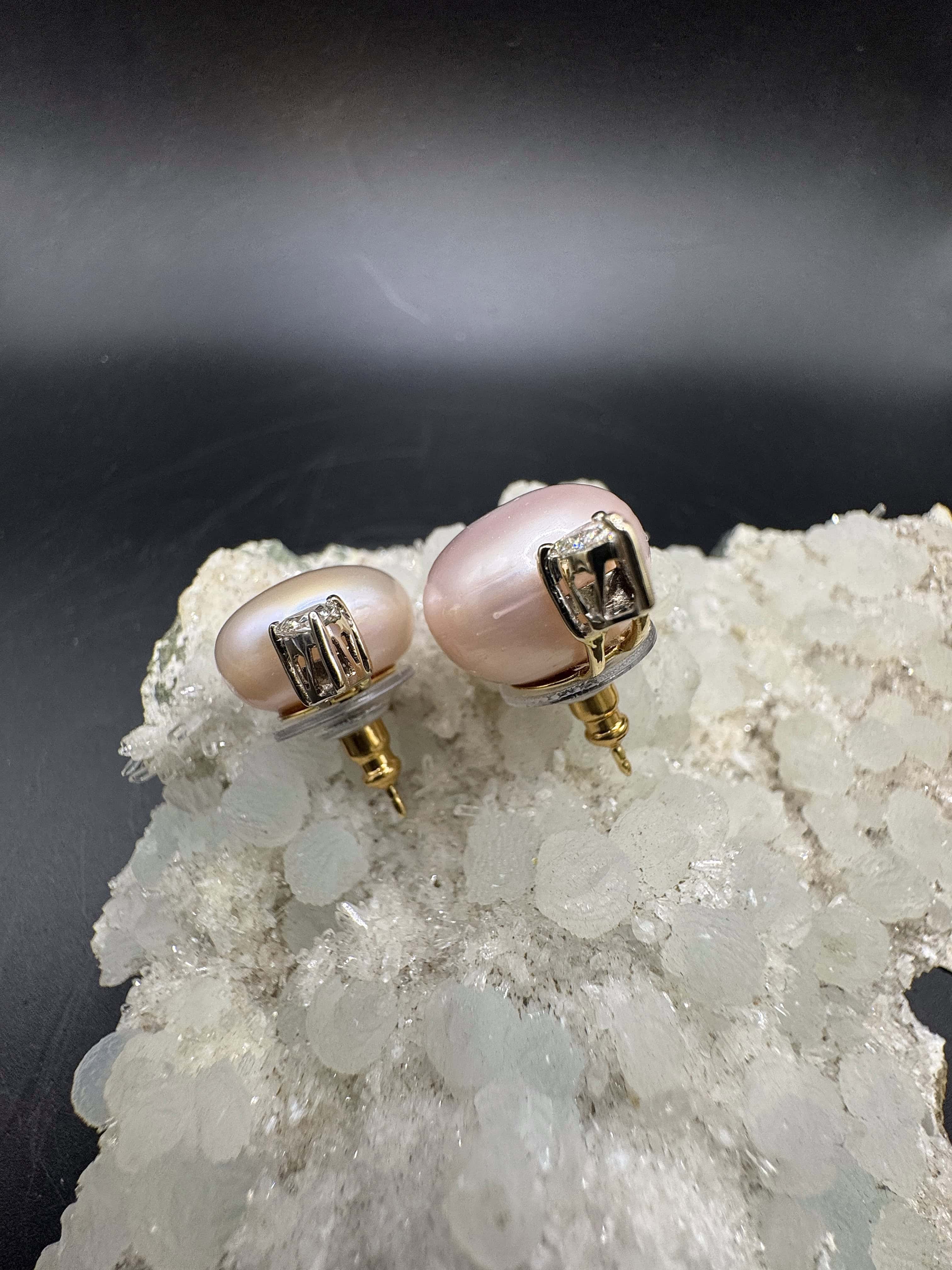 Handgefertigte Ohrringe in 18 Karat Gold mit Trillianten & Perlen