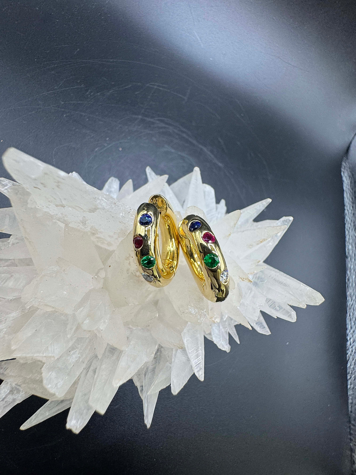 Elegante Kreolen in 18 Karat Gelbgold mit Brillanten, Smaragd, Saphir & Rubin