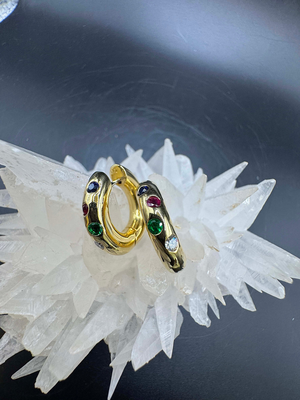 Elegante Kreolen in 18 Karat Gelbgold mit Brillanten, Smaragd, Saphir & Rubin