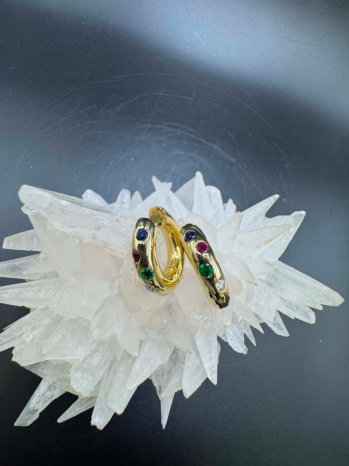 Elegante Kreolen in 18 Karat Gelbgold mit Brillanten, Smaragd, Saphir & Rubin