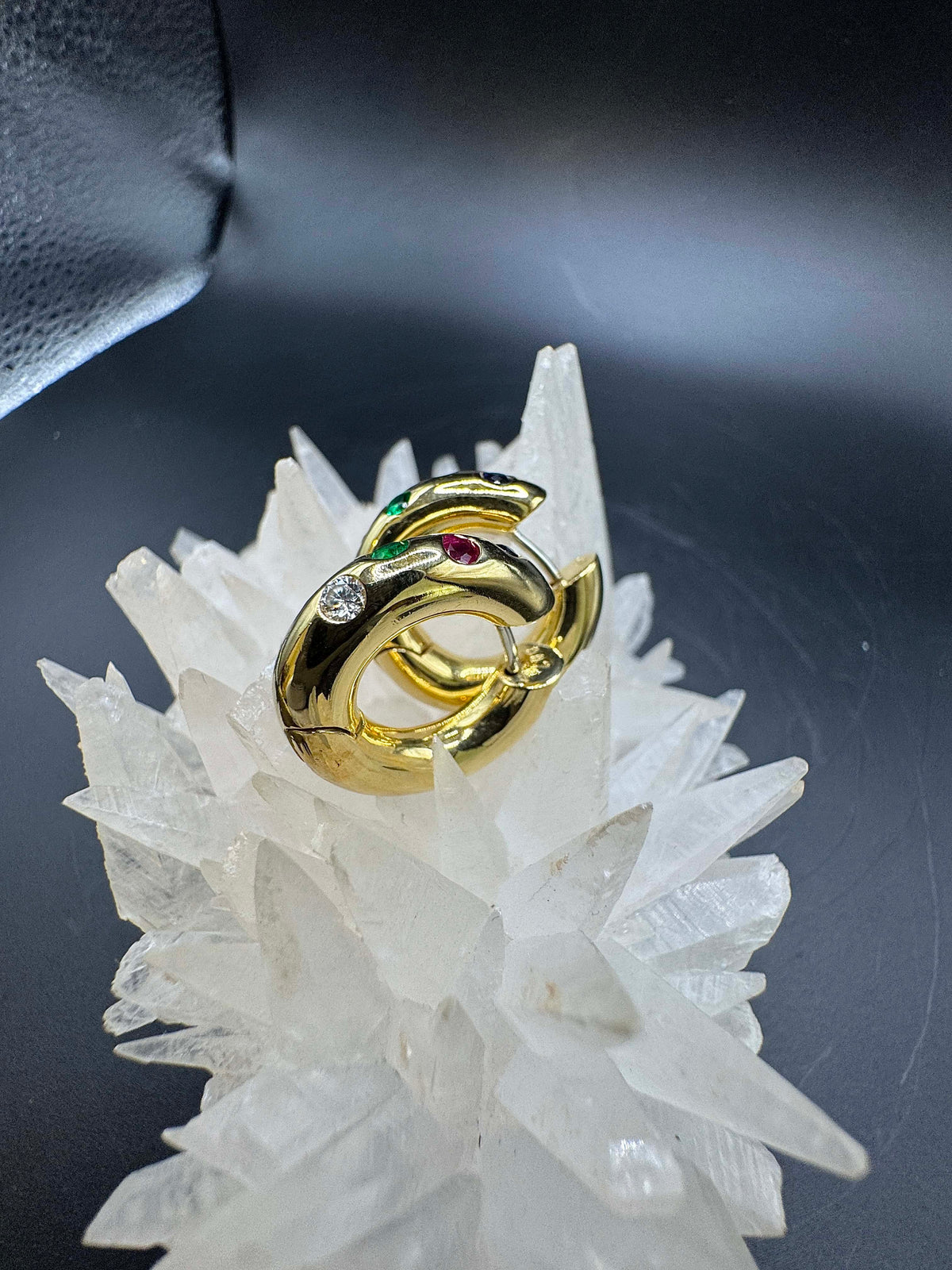 Elegante Kreolen in 18 Karat Gelbgold mit Brillanten, Smaragd, Saphir & Rubin