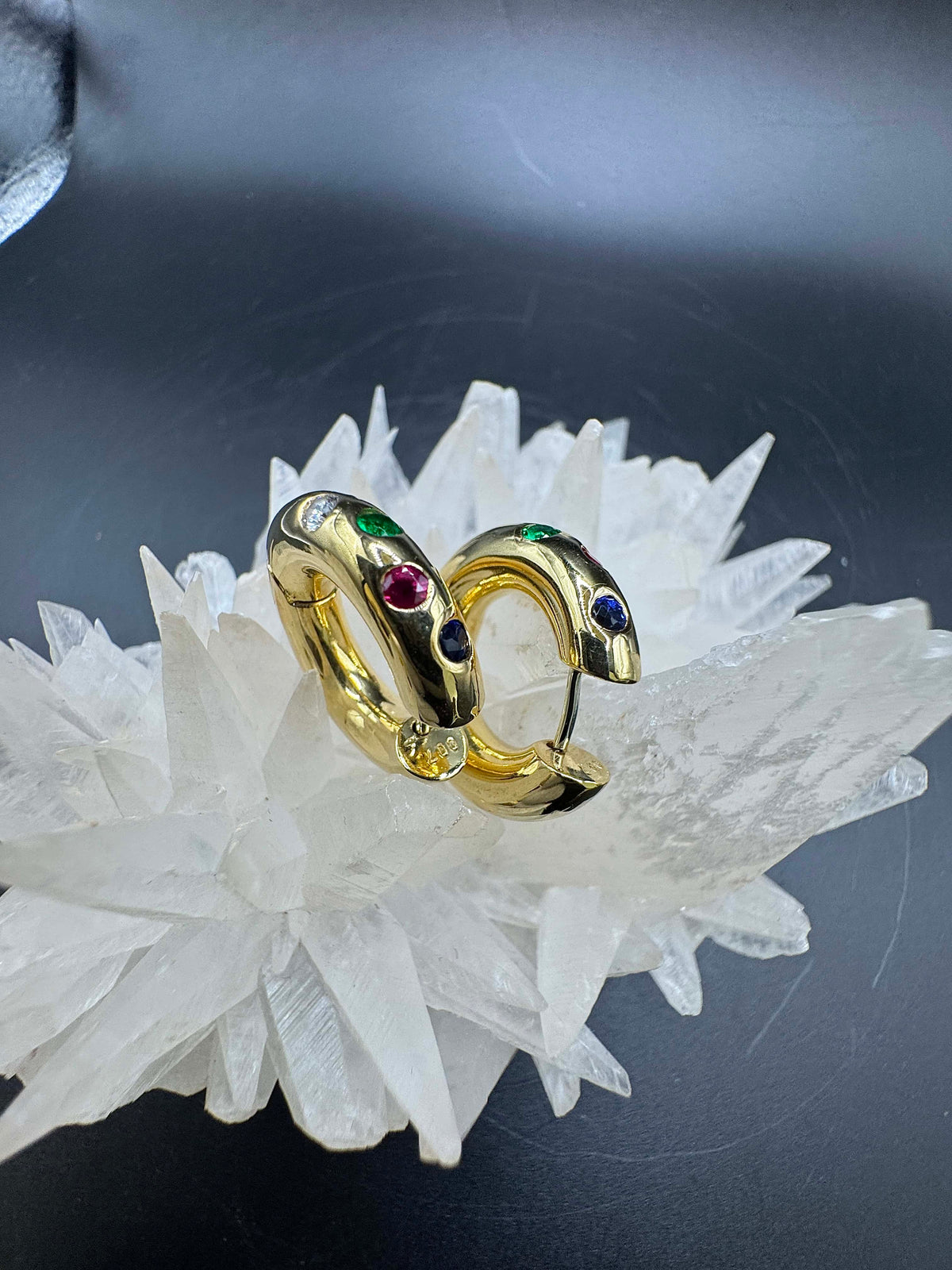 Elegante Kreolen in 18 Karat Gelbgold mit Brillanten, Smaragd, Saphir & Rubin