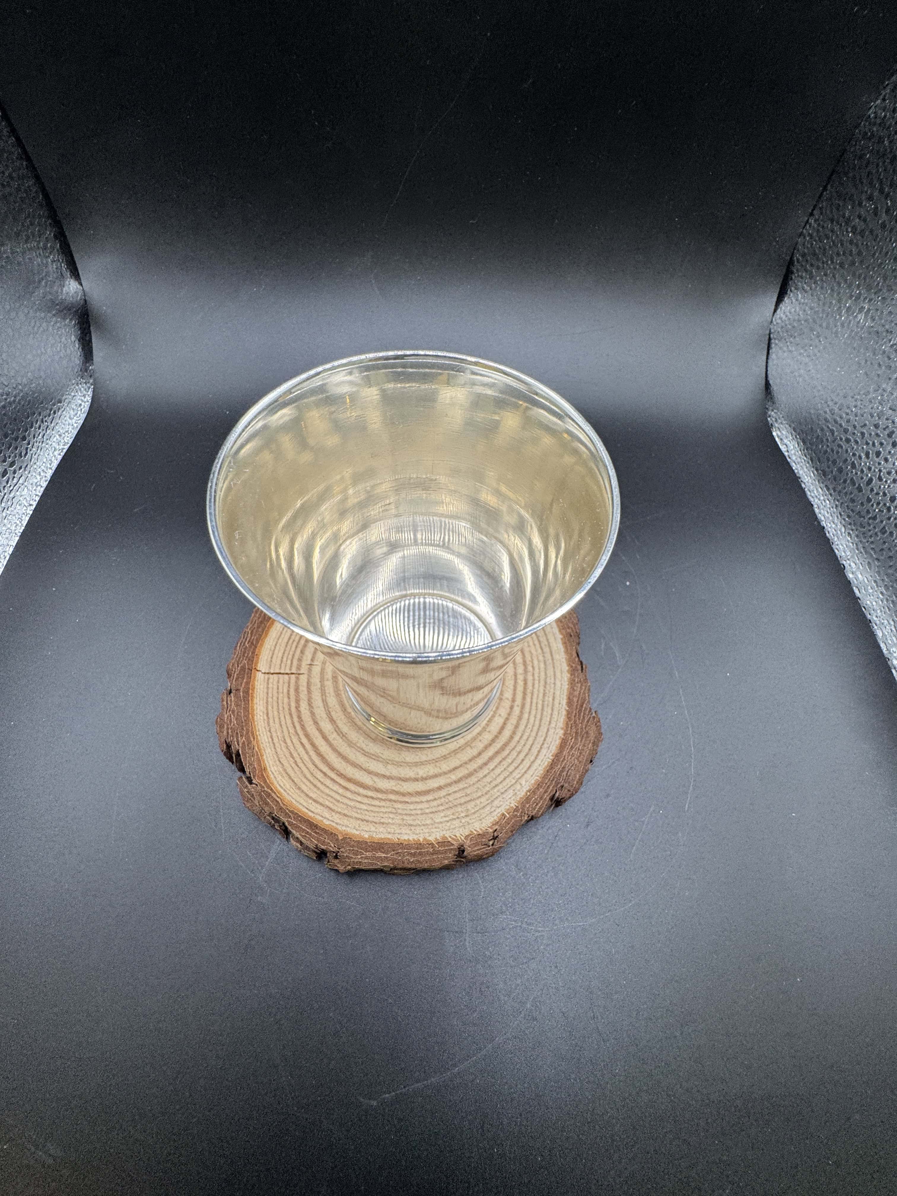 Eleganter und zeitloser Silberbecher aus 835er Silber