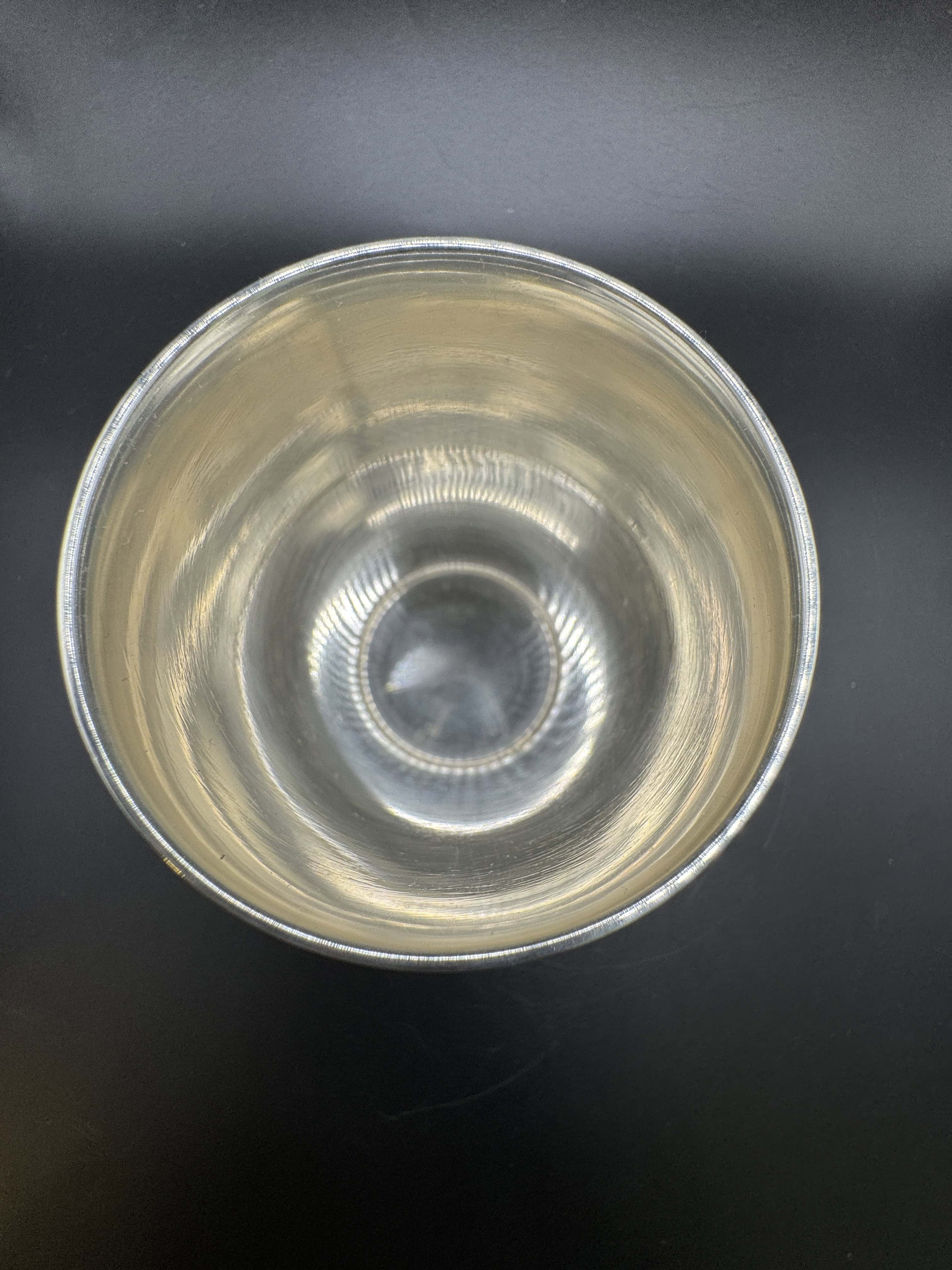 Eleganter und zeitloser Silberbecher aus 835er Silber