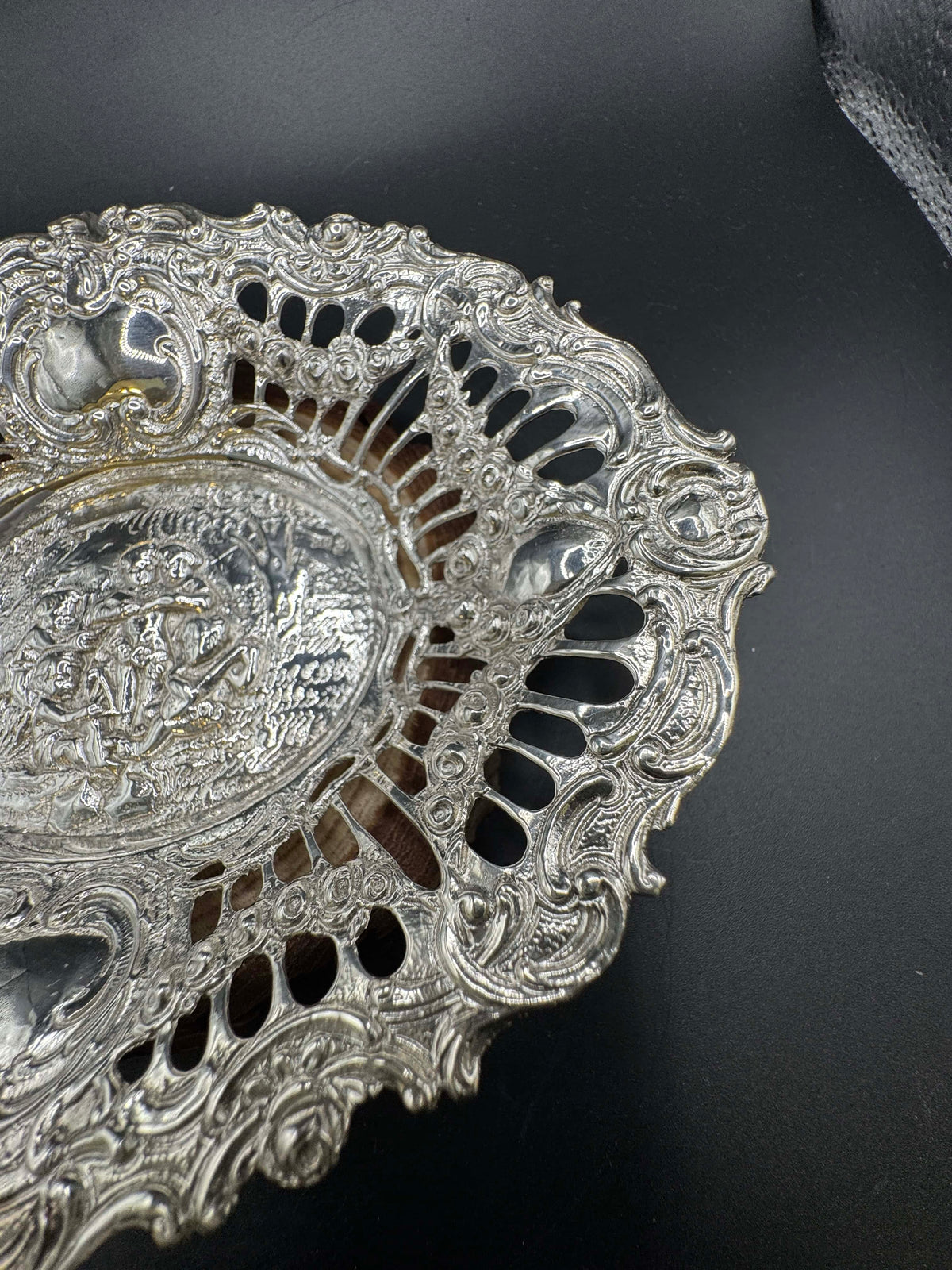 Elegante Vintage-Silberschale mit Engelsszene und feiner Verzierung