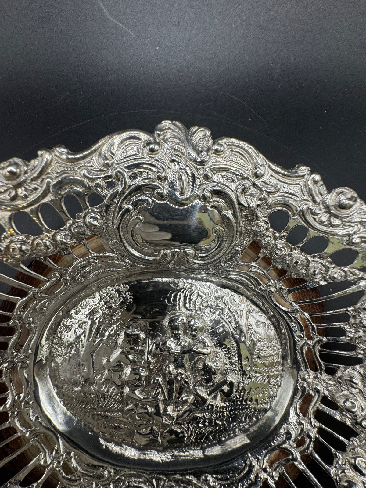 Elegante Vintage-Silberschale mit Engelsszene und feiner Verzierung