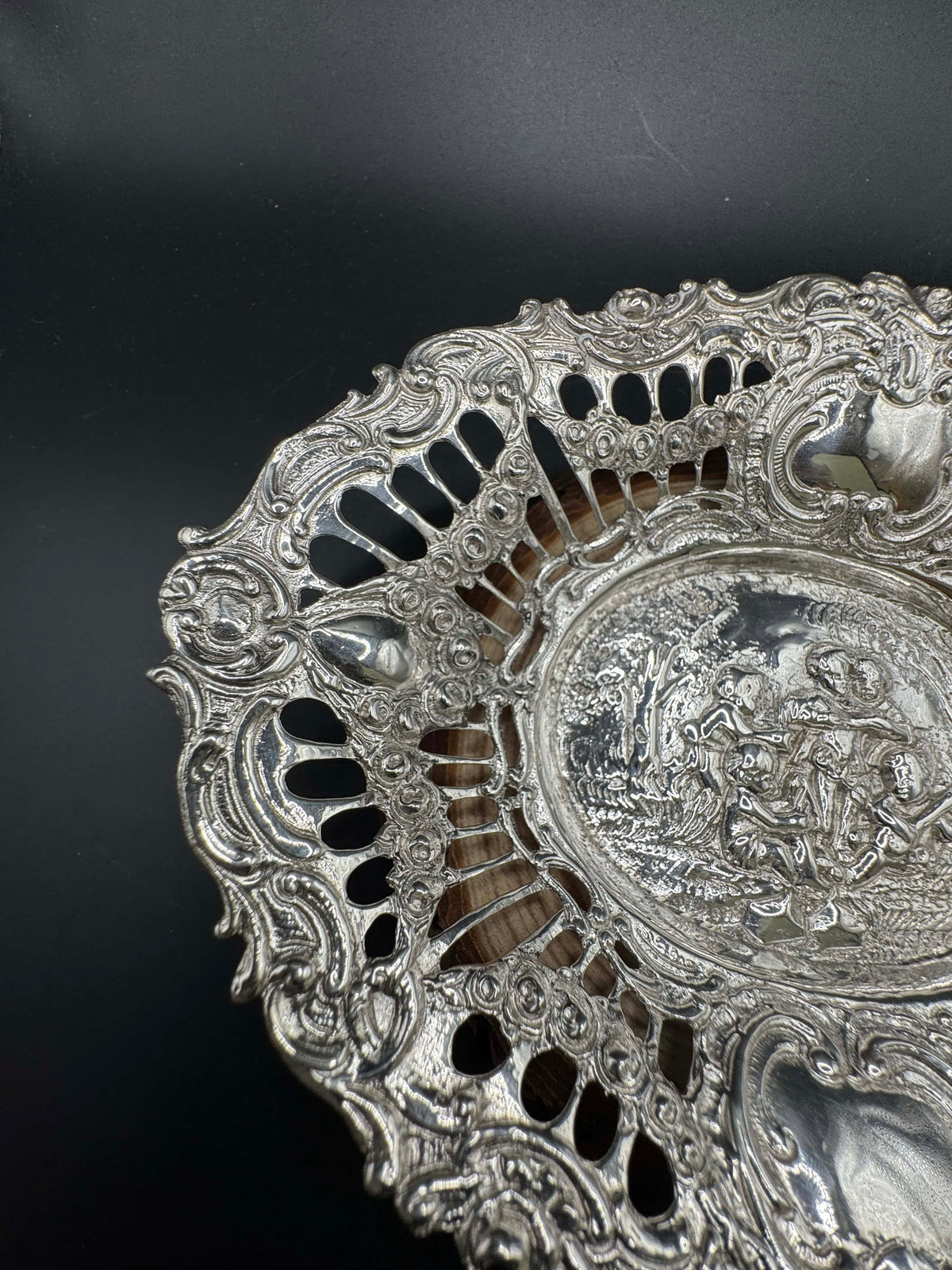 Elegante Vintage-Silberschale mit Engelsszene und feiner Verzierung