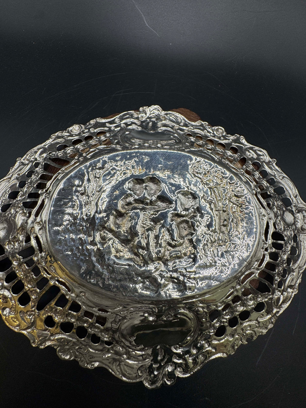 Elegante Vintage-Silberschale mit Engelsszene und feiner Verzierung