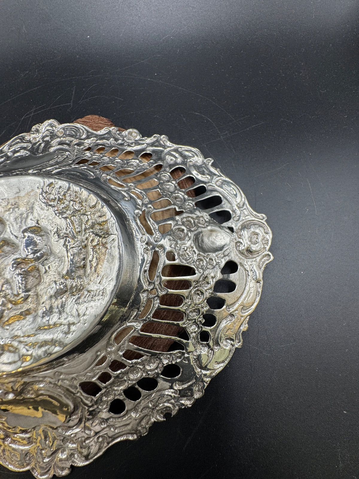 Elegante Vintage-Silberschale mit Engelsszene und feiner Verzierung