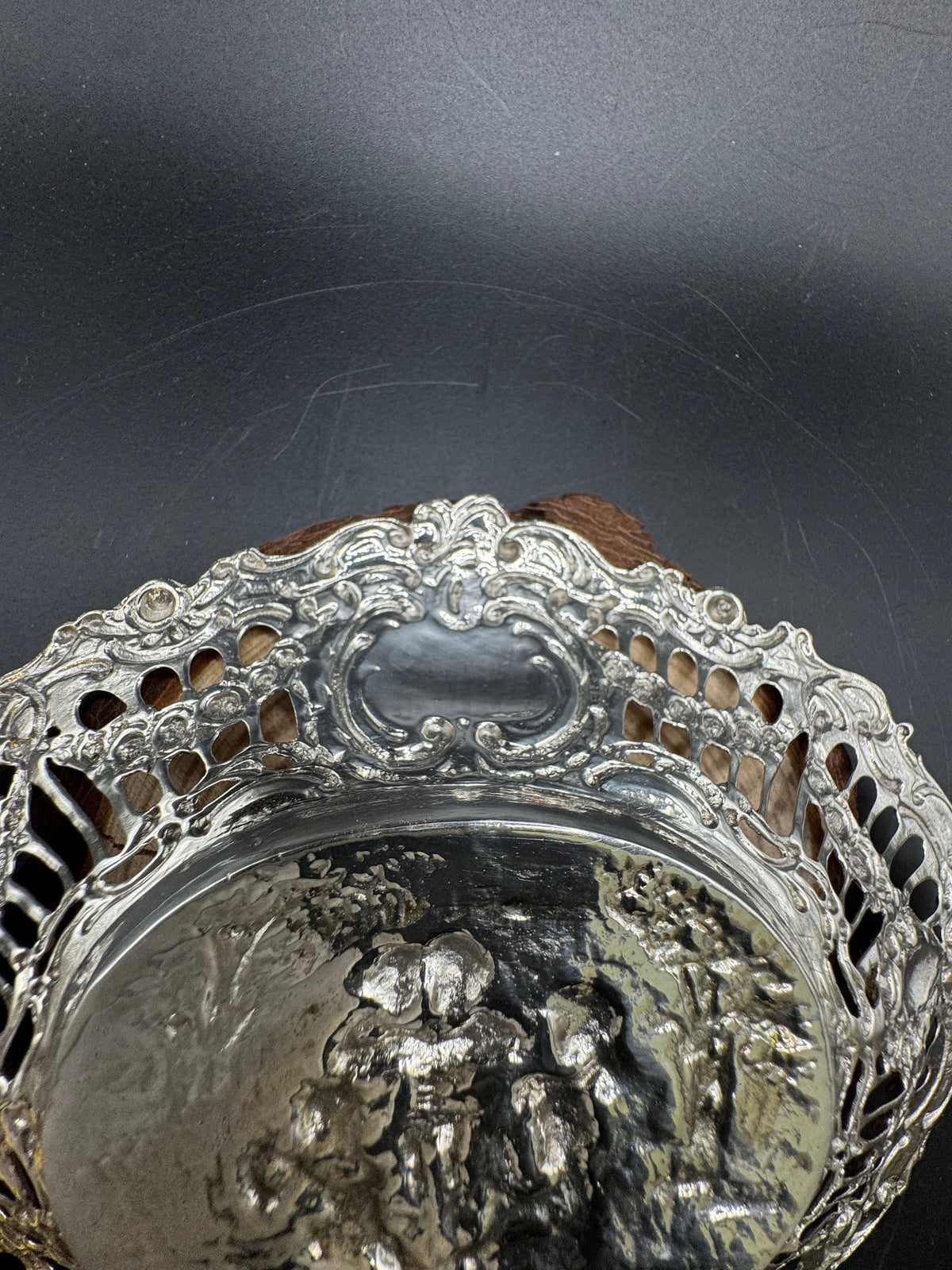 Elegante Vintage-Silberschale mit Engelsszene und feiner Verzierung