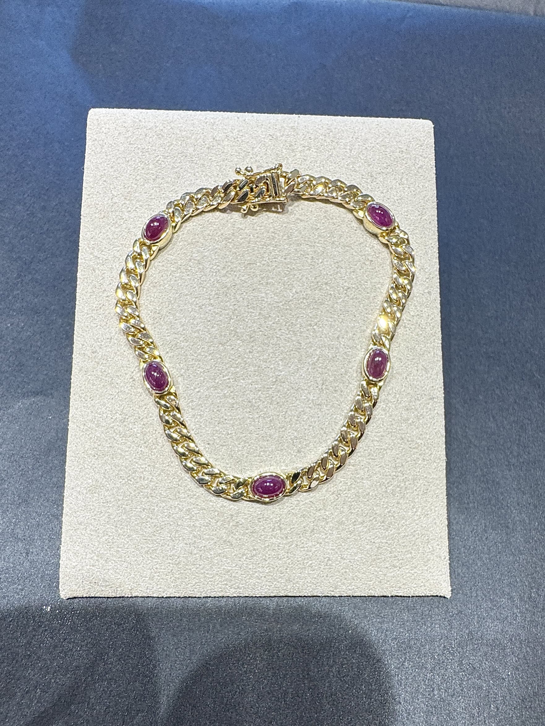 Zeitloses Armband in 14 Karat Gelbgold mit Rubin-Cabochons