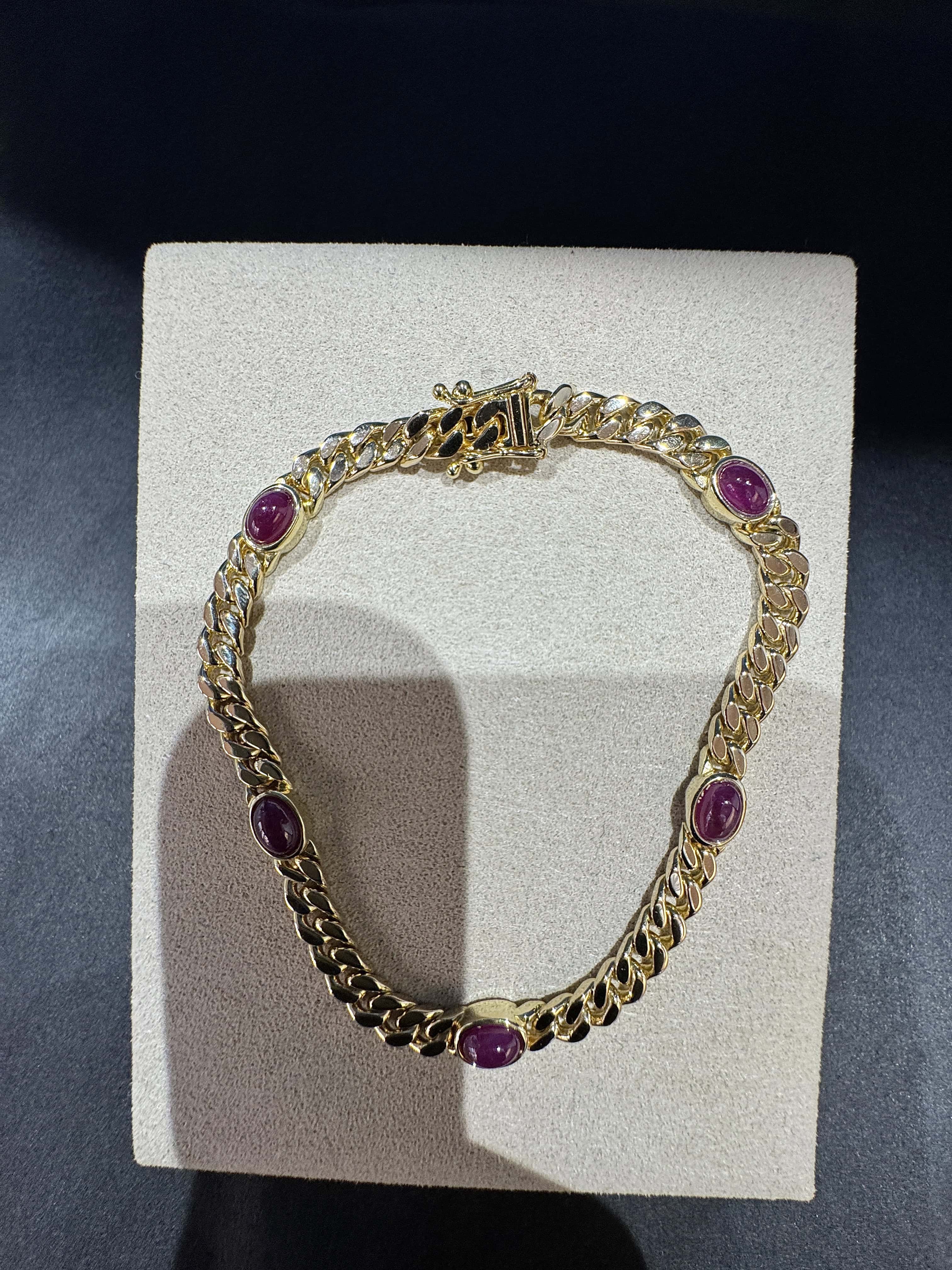 Zeitloses Armband in 14 Karat Gelbgold mit Rubin-Cabochons