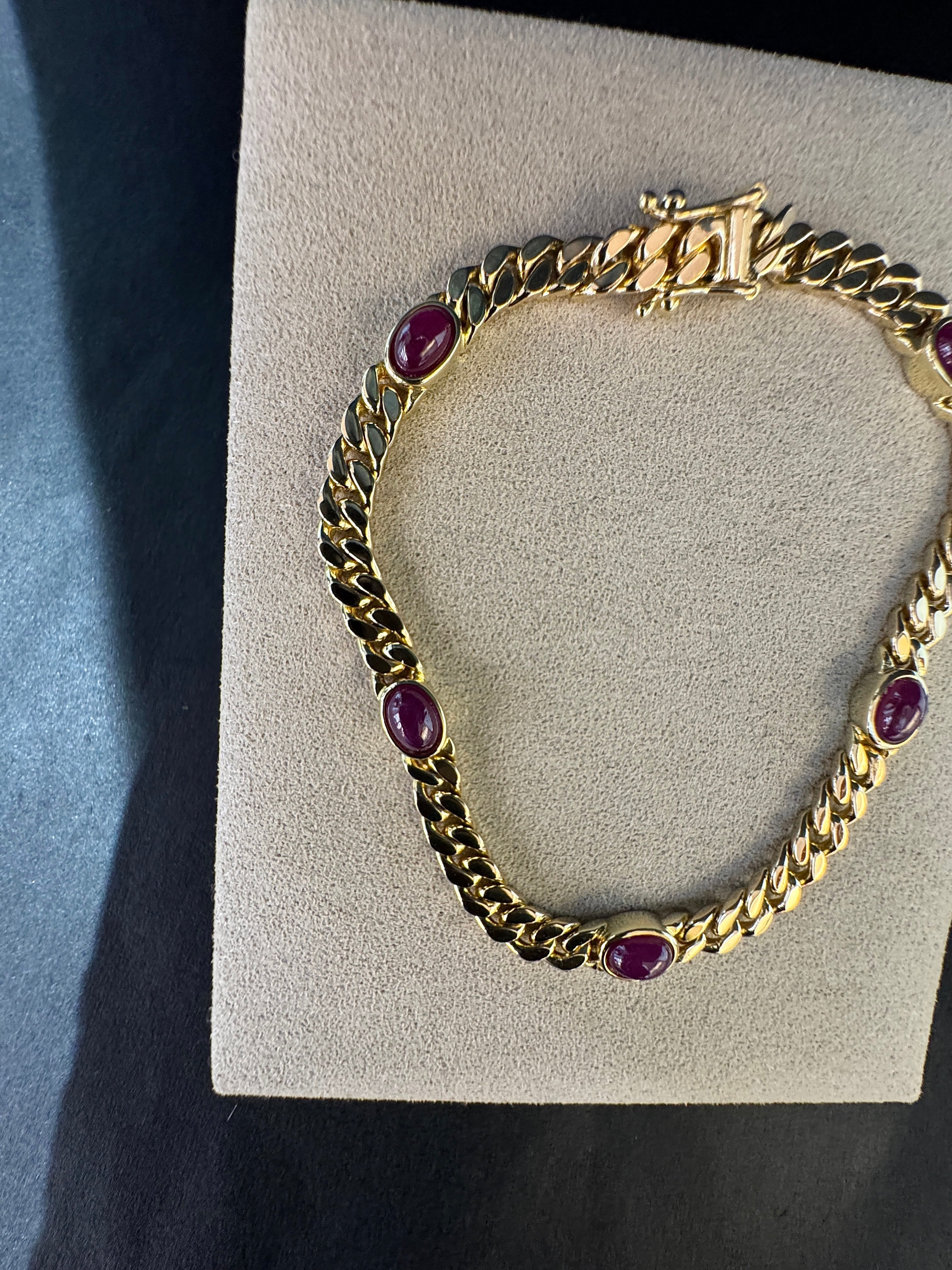 Zeitloses Armband in 14 Karat Gelbgold mit Rubin-Cabochons