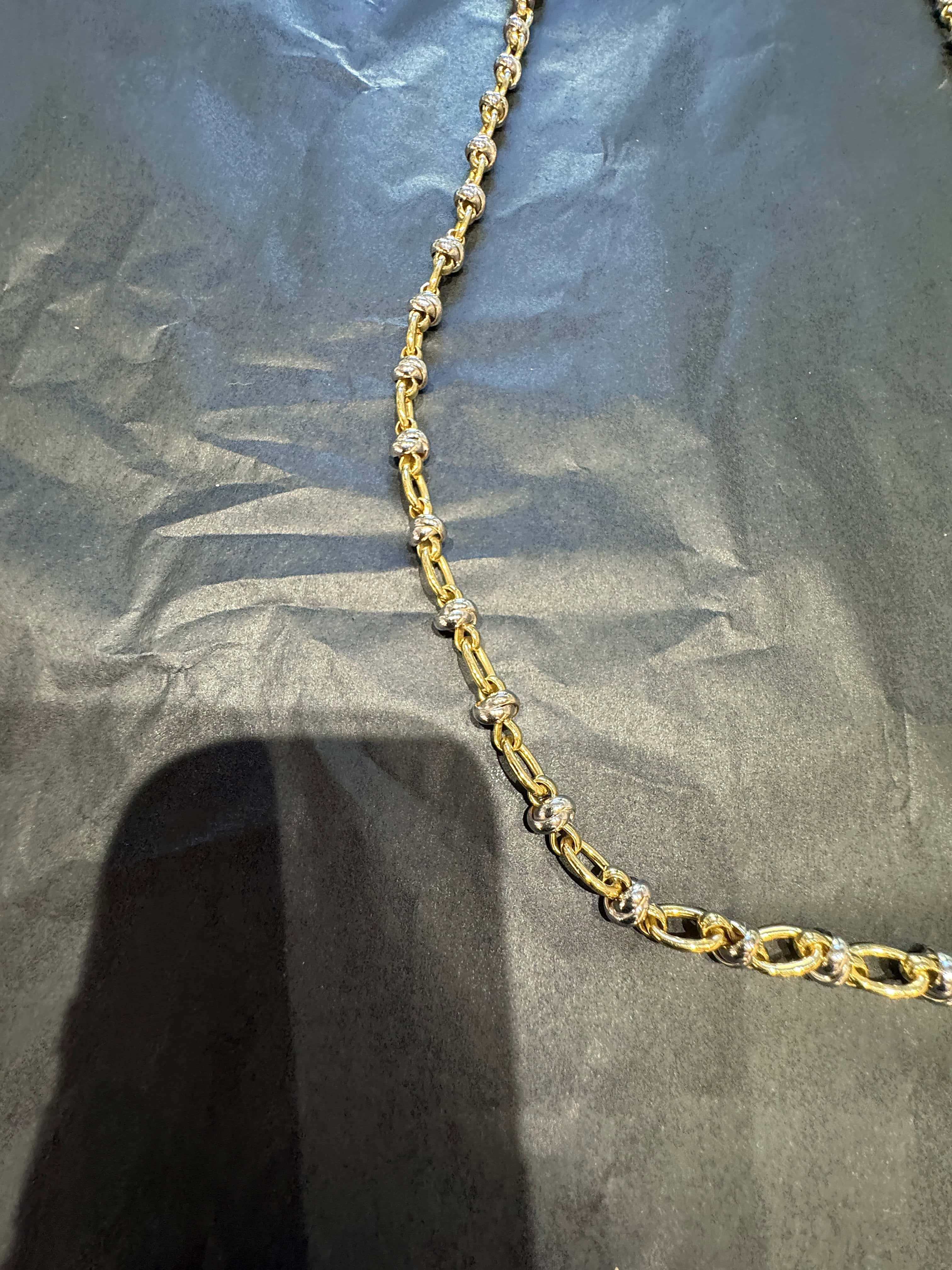 Ausgefallene Halskette in 18 Karat Gelb- und Weißgold mit Armband