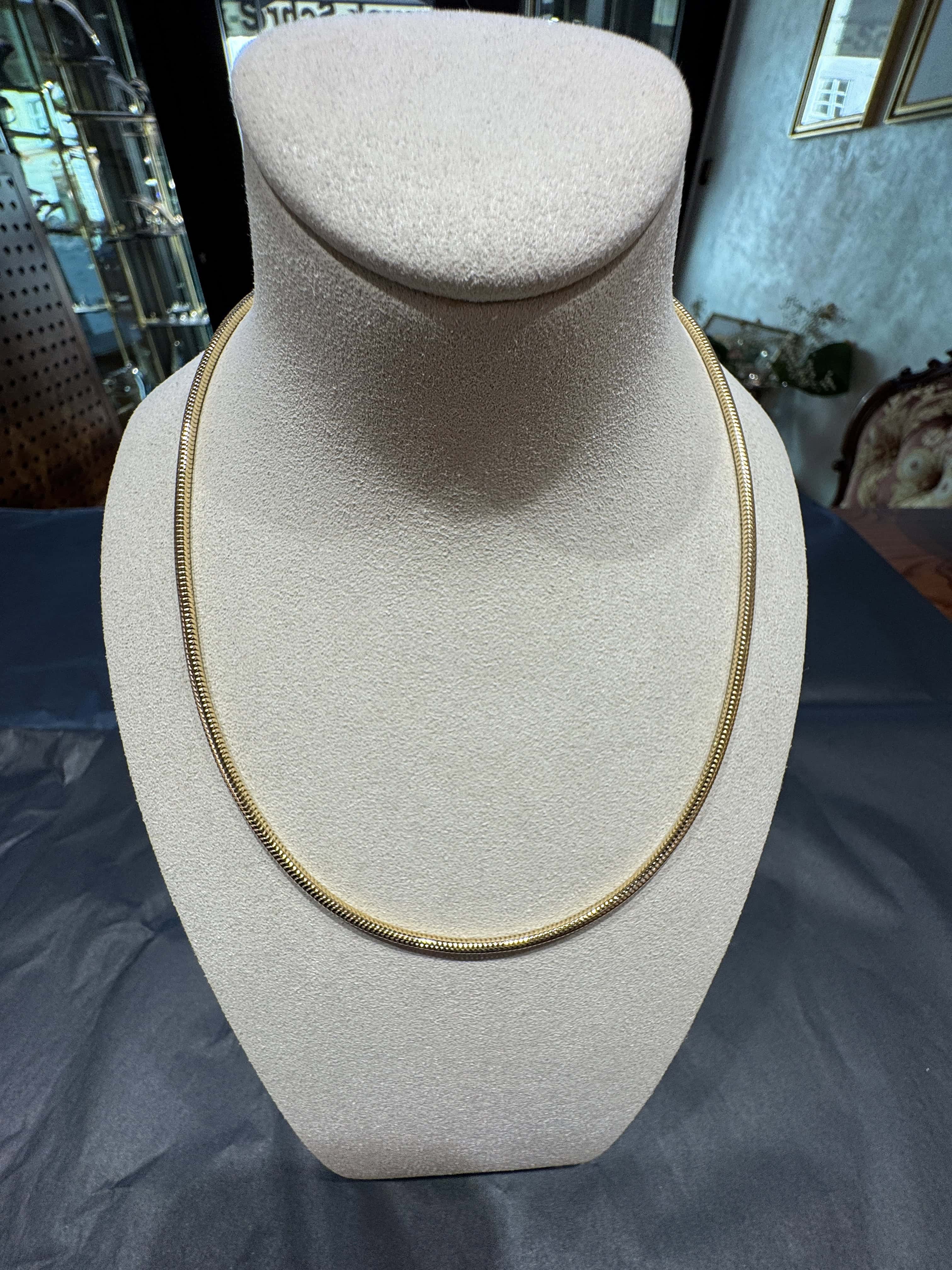 Edle Schlangenkette in 14 Karat Gelbgold mit Karabinerverschluss