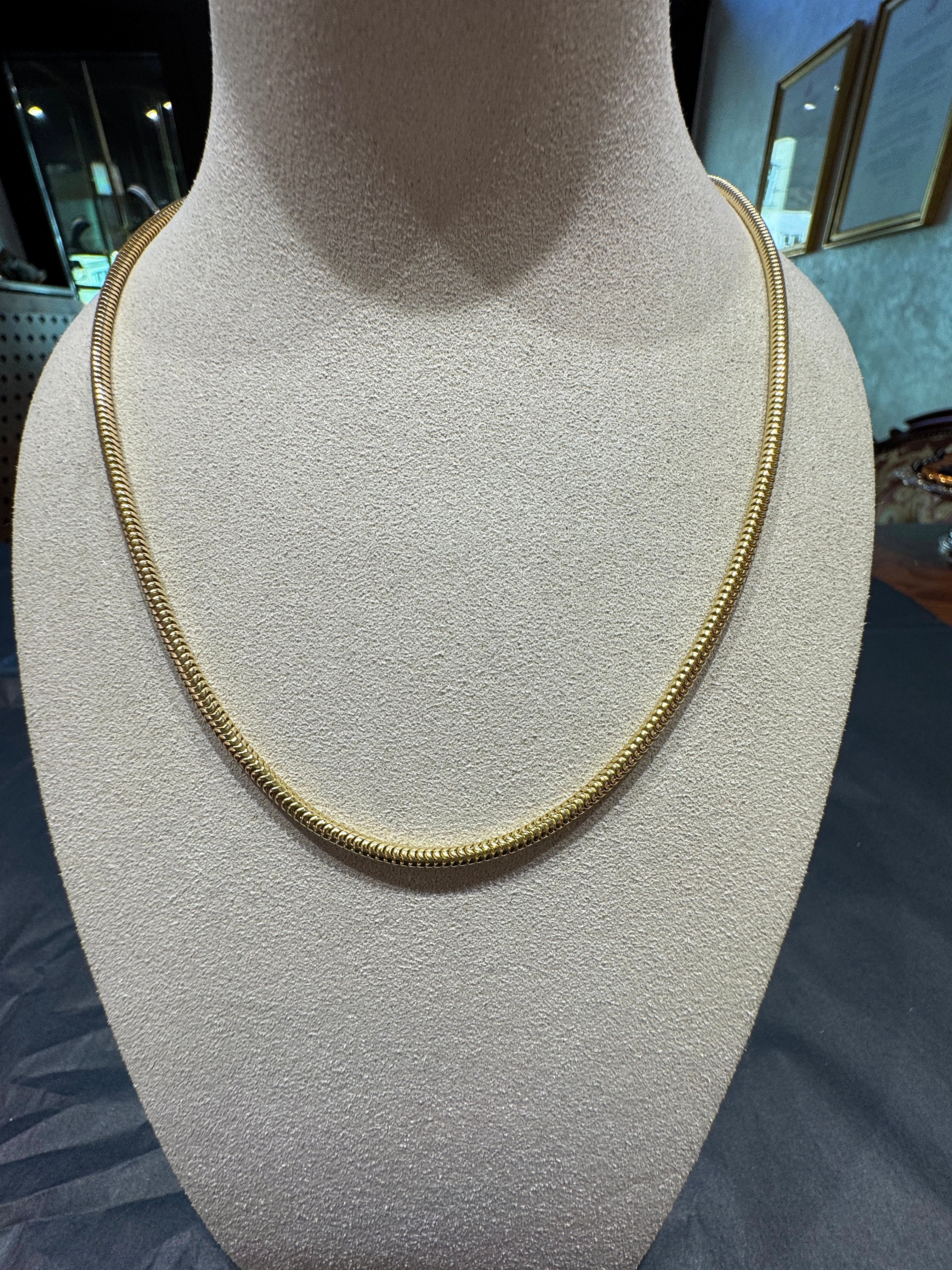 Elegante Schlangenkette in 8 Karat Gelbgold mit Karabinerverschluss