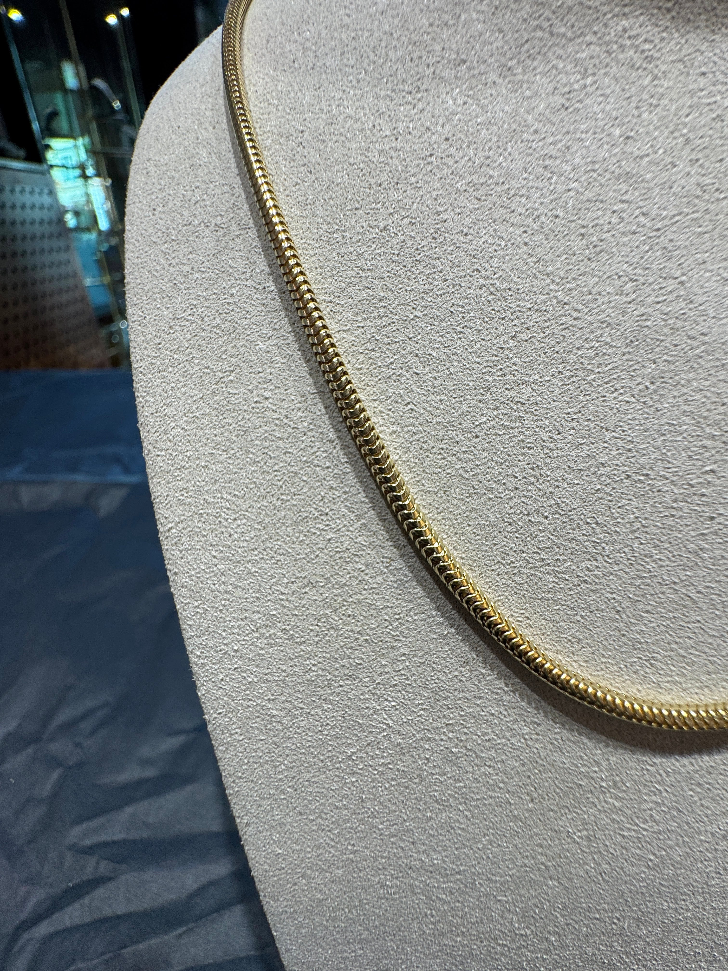 Elegante Schlangenkette in 8 Karat Gelbgold mit Karabinerverschluss