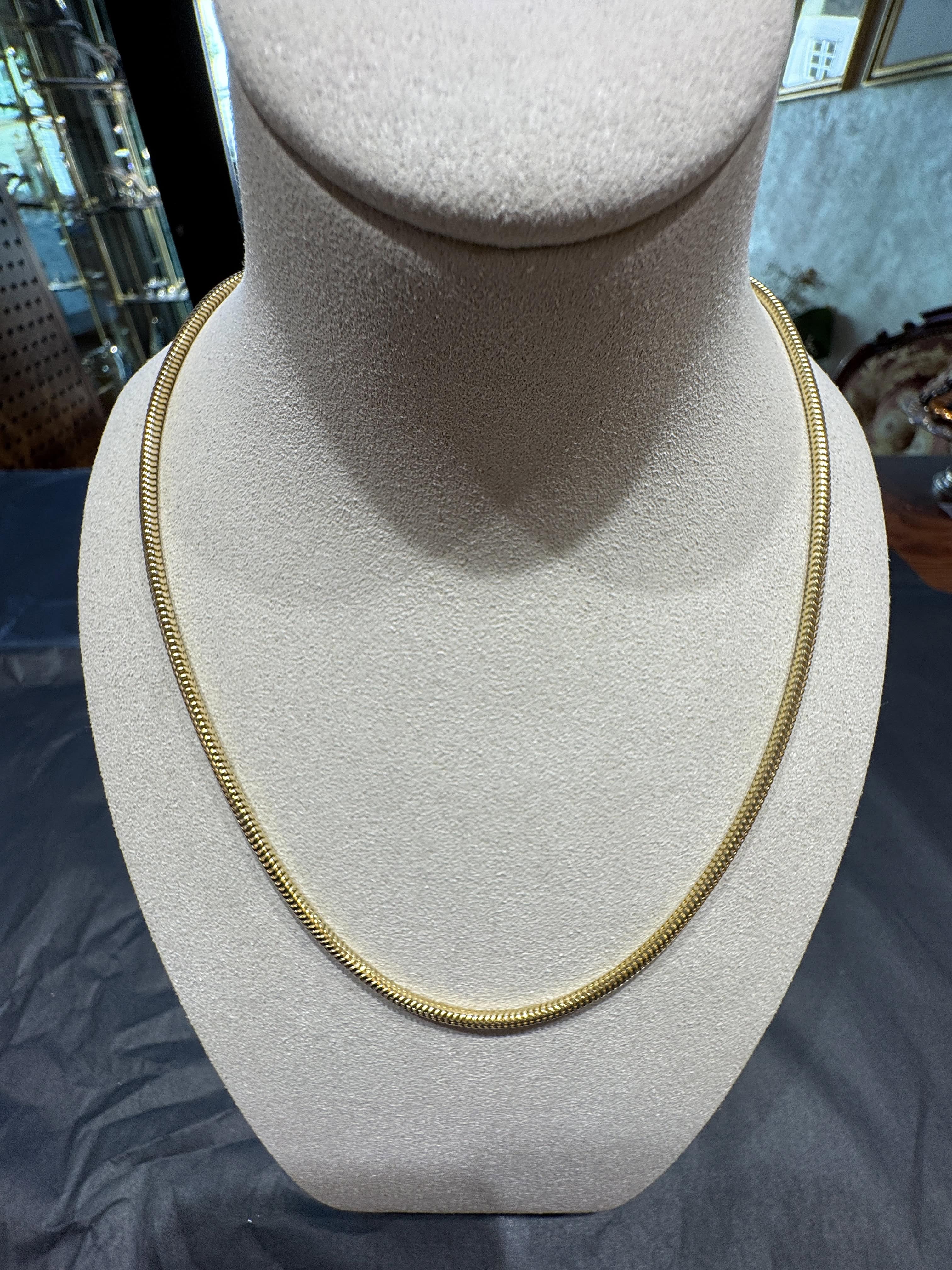 Elegante Schlangenkette in 8 Karat Gelbgold mit Karabinerverschluss