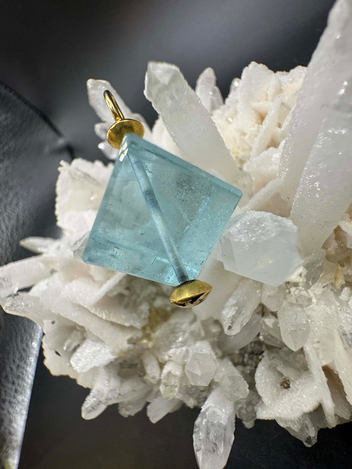 Ausgefallener Anhänger in 18 Karat Gelbgold mit feinem Aquamarin