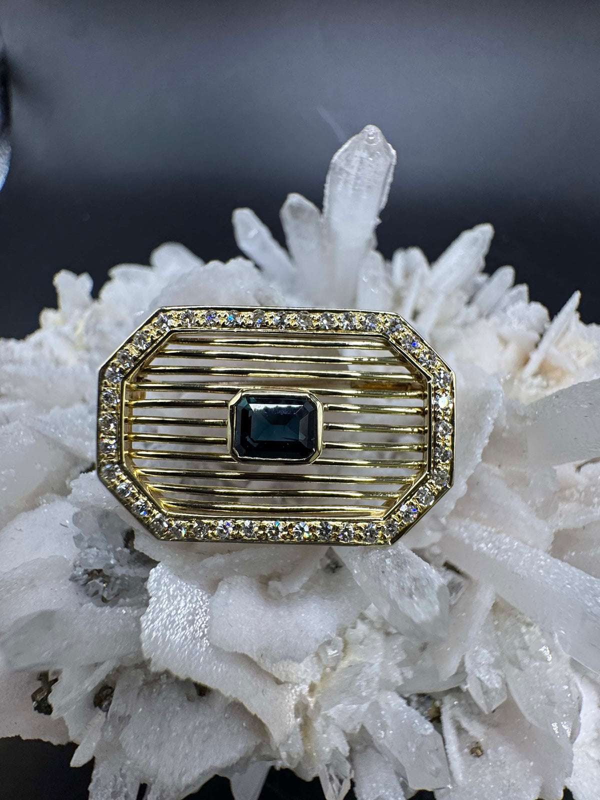 Elegante Brosche in 14 Karat Gelbgold mit Saphir & Diamanten