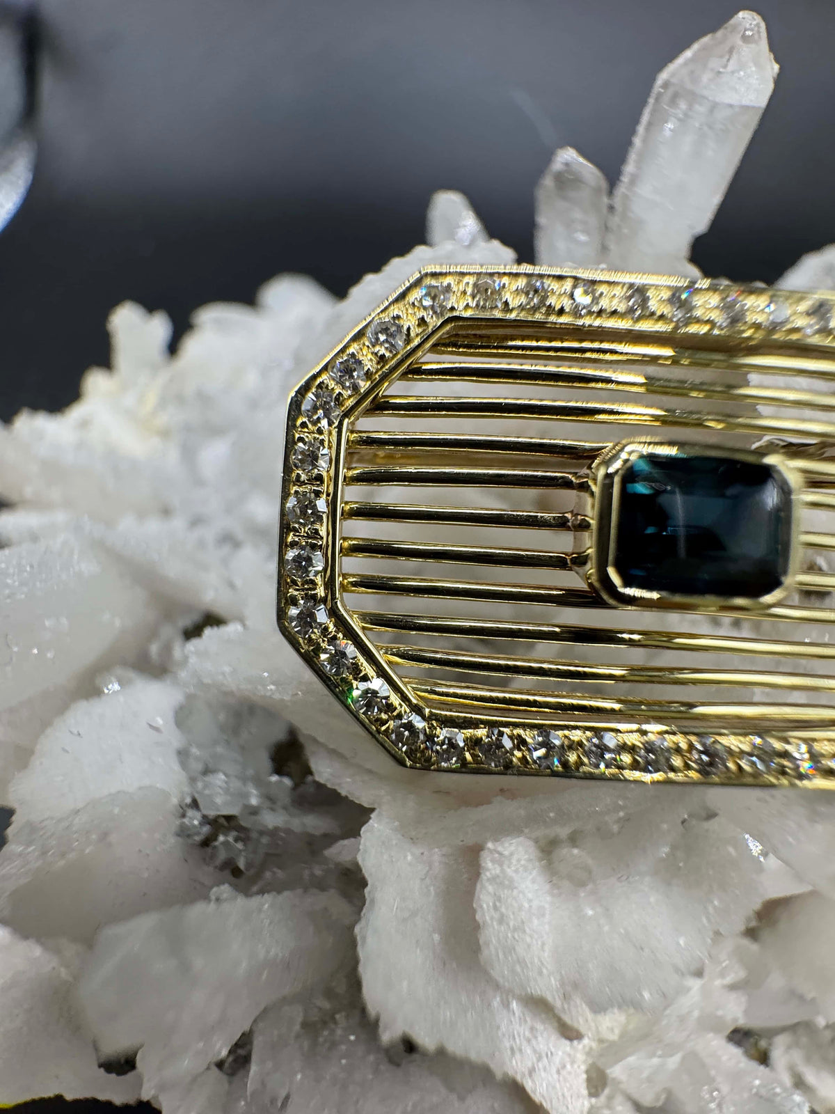 Elegante Brosche in 14 Karat Gelbgold mit Saphir & Diamanten