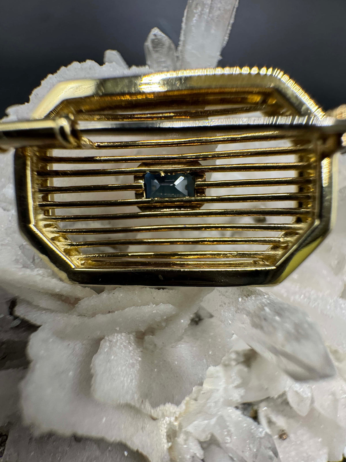 Elegante Brosche in 14 Karat Gelbgold mit Saphir & Diamanten