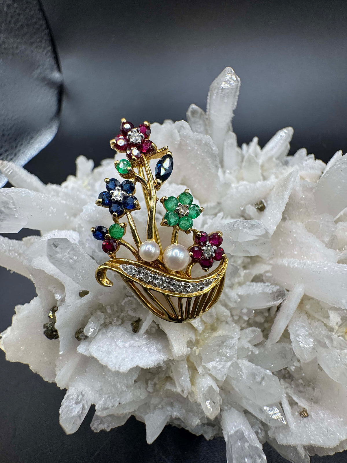 Farbenfrohe Brosche in 18 Karat Gelbgold mit Smaragd, Rubin, Saphir & Brillanten
