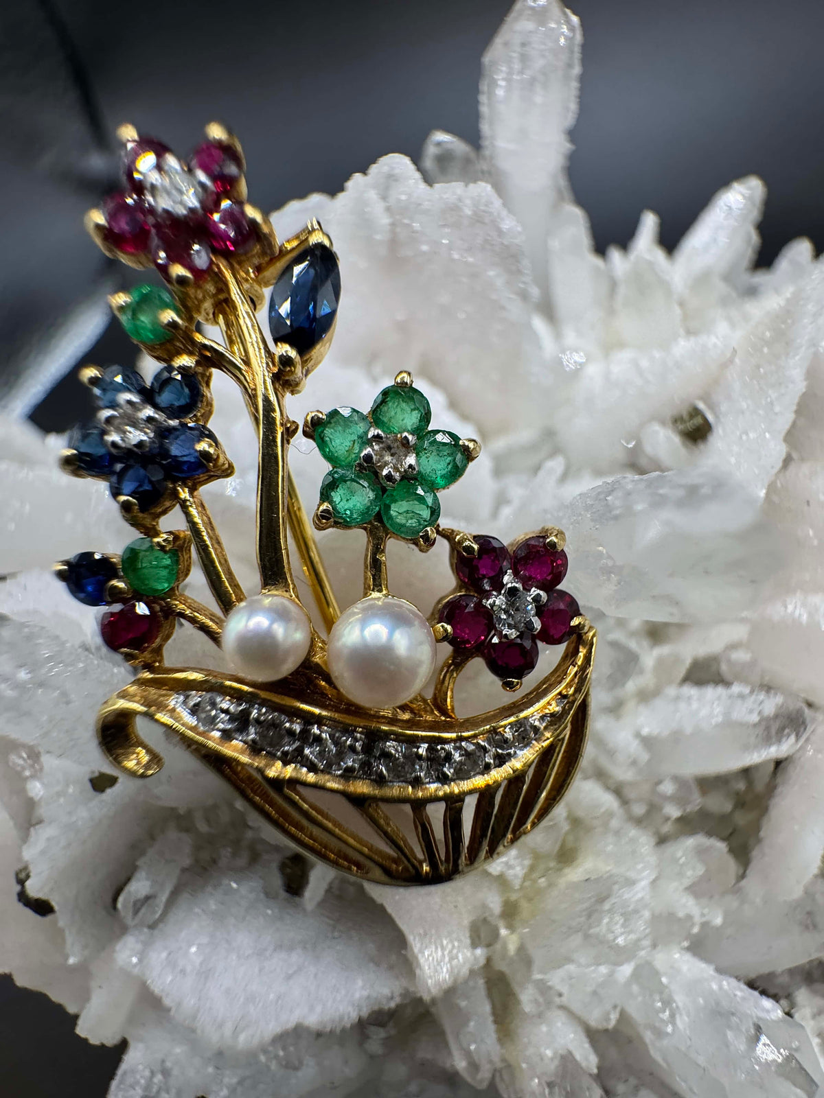 Farbenfrohe Brosche in 18 Karat Gelbgold mit Smaragd, Rubin, Saphir & Brillanten