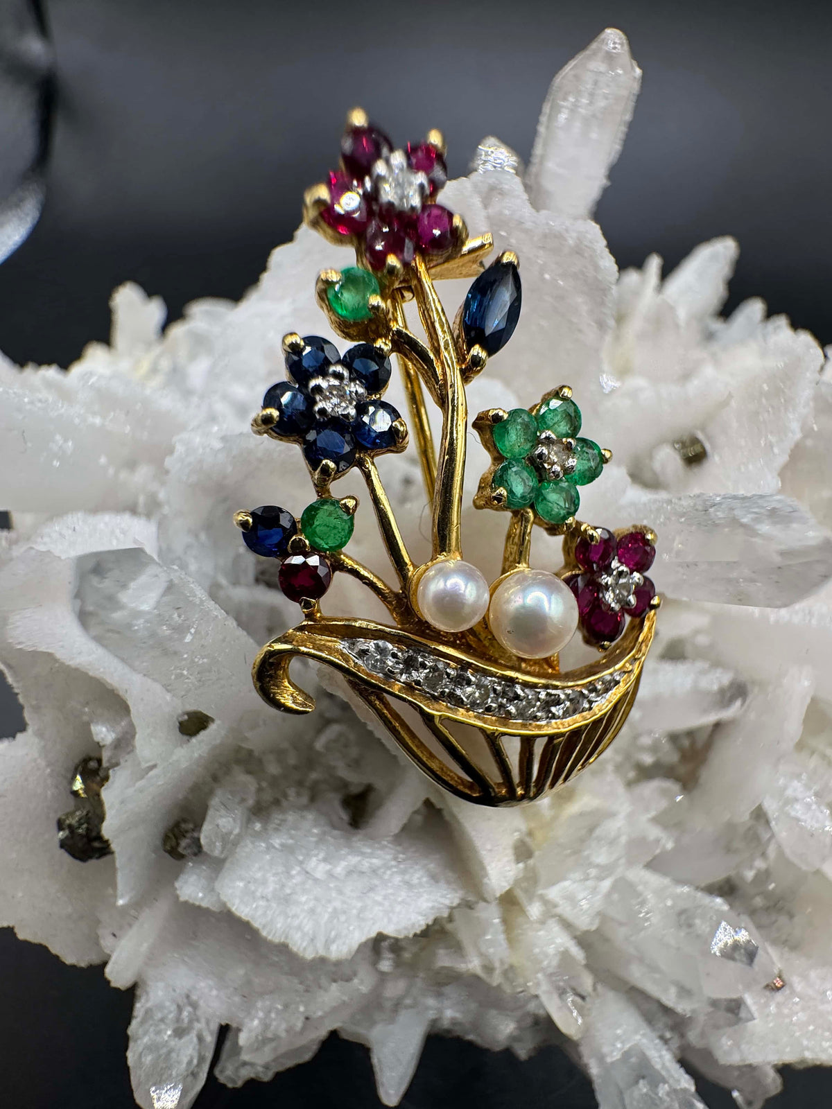 Farbenfrohe Brosche in 18 Karat Gelbgold mit Smaragd, Rubin, Saphir & Brillanten