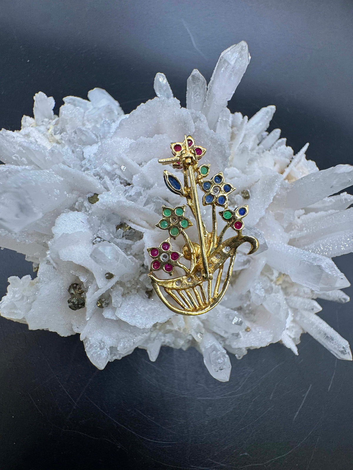 Farbenfrohe Brosche in 18 Karat Gelbgold mit Smaragd, Rubin, Saphir & Brillanten