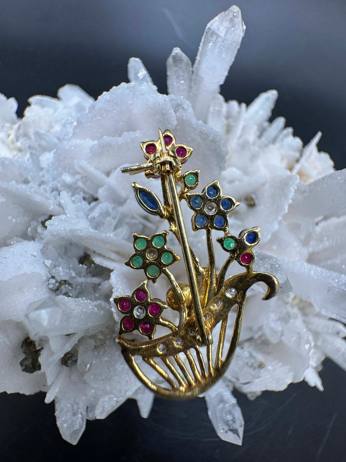 Farbenfrohe Brosche in 18 Karat Gelbgold mit Smaragd, Rubin, Saphir & Brillanten