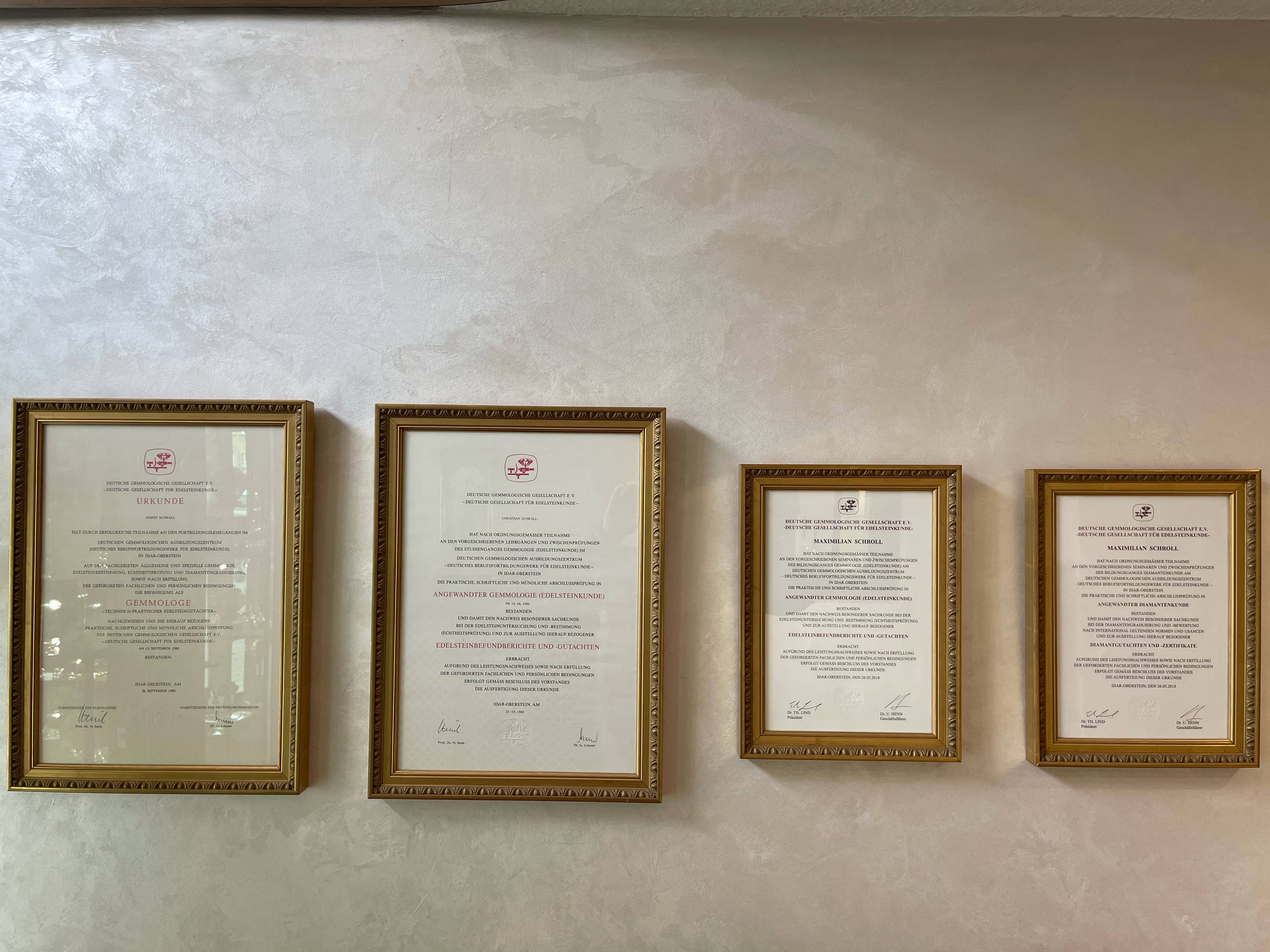Urkunden der deutschen gemmologischen Gesellschaft Deutschland im Schmuck Schroll Laden in Augsburg