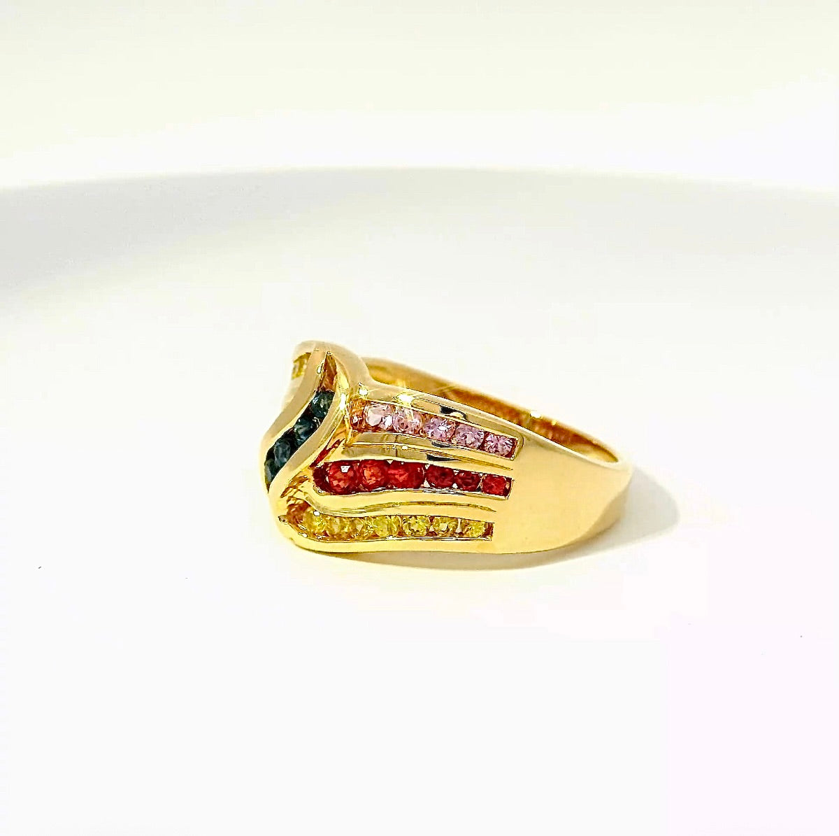 Farbenfroher Ring in 14 Karat Gelbgoldmit Farbsteinen im Wellen-Design