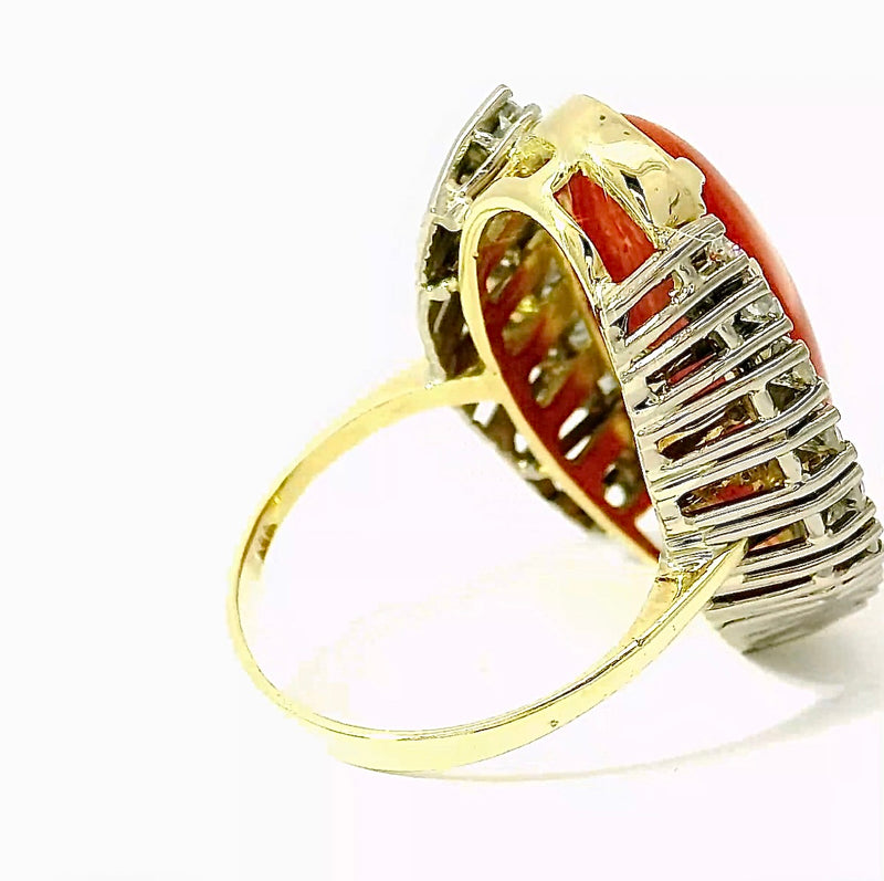 Ausgefallener Cocktailring in 14 Karat Gelb- und Weißgold mit feuerroter Koralle und Brillanten