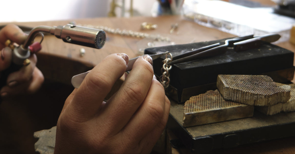 werkstatt mit goldschmied