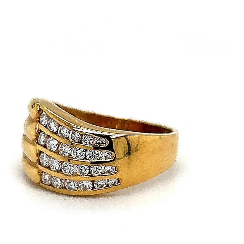 Brede 18 karaat geelgouden ring met zeer fijne diamanten in kanaalzettingen