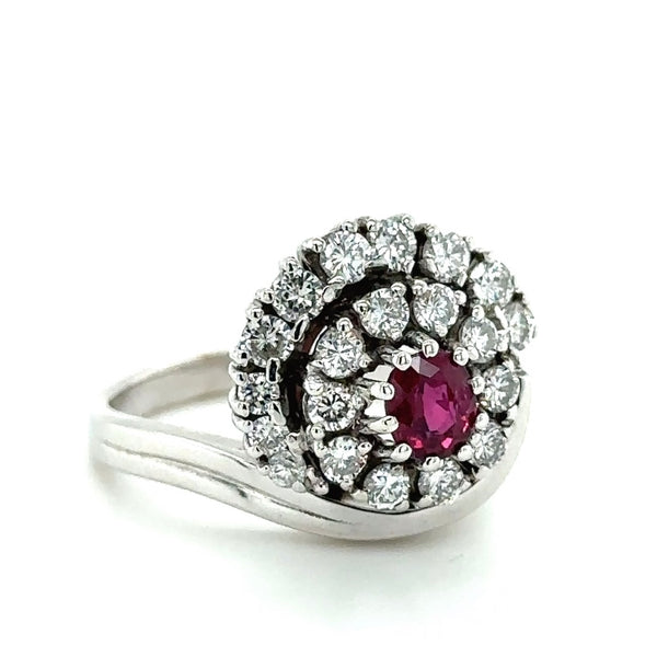 Statement ring in 18 carat white gold with fine ruby ​​and brilliant-cut diamonds