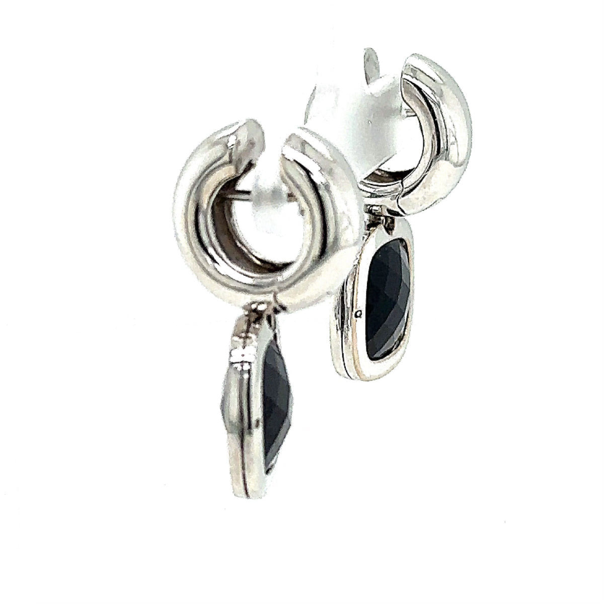 Elegante oorbellen in 14 karaat witgoud met diamanten en onix