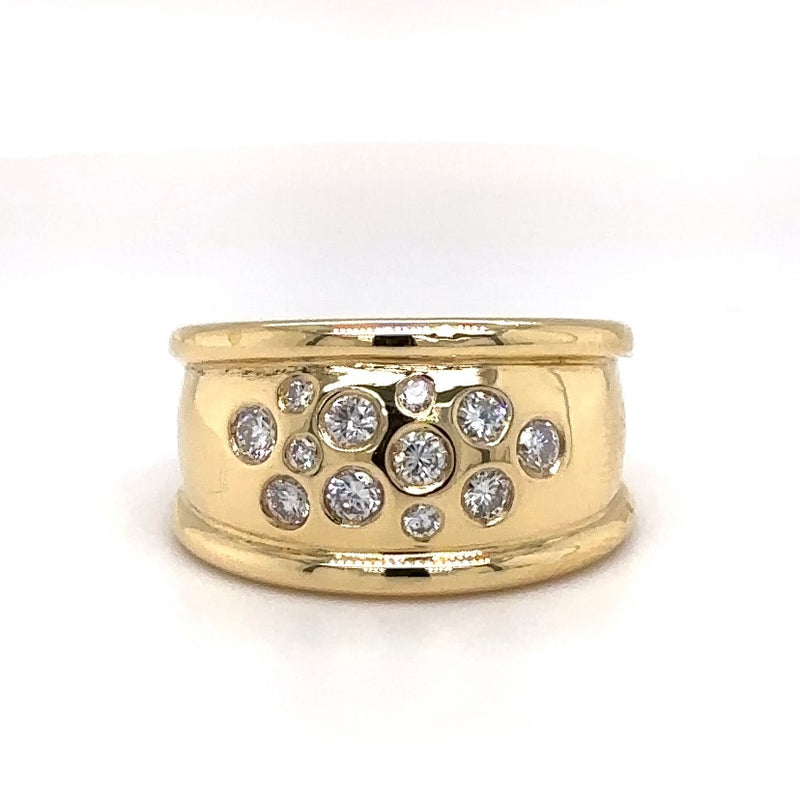 Tijdloze geelgouden ring van 18 karaat met zeer fijne briljant geslepen diamanten in een bijzondere sterrenhemelopstelling