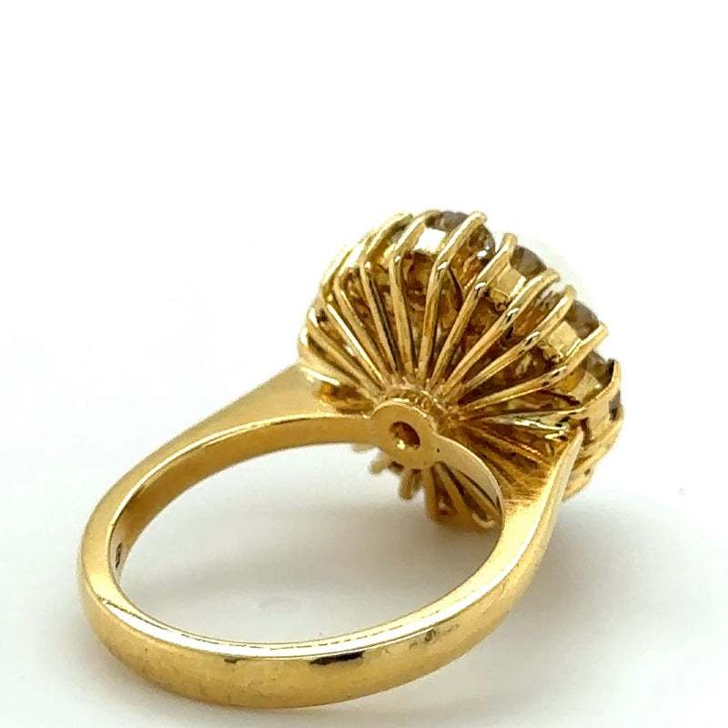Timeless pearl ring in 14 carat yellow gold with 1.3 carat brilliant-cut diamonds