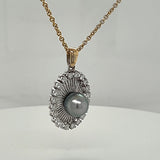 Noble vintage pendant in 18 carat with a very fine Tahitian pearl and diamonds, with a new chain 
