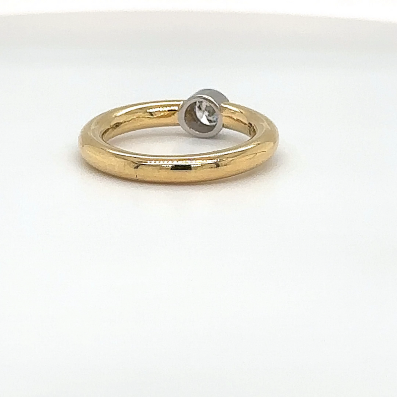 Solide en elegante solitaire ring van 18 karaat met zeer fijne kwart karaat diamanten 