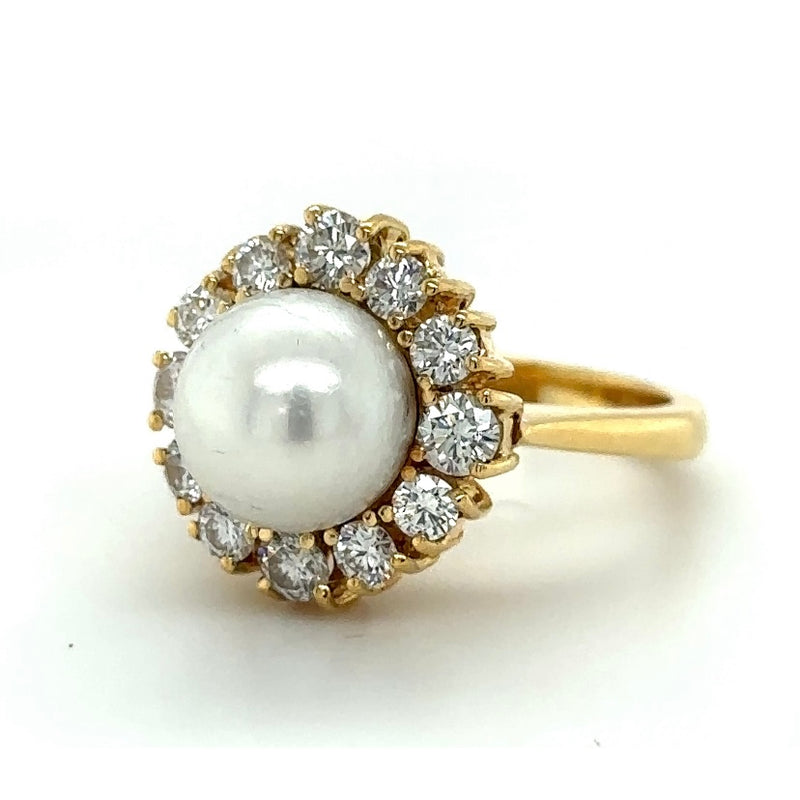 Timeless pearl ring in 14 carat yellow gold with 1.3 carat brilliant-cut diamonds