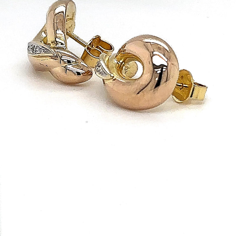 Elegant vintage earrings in 14 carat yellow gold with diamonds 