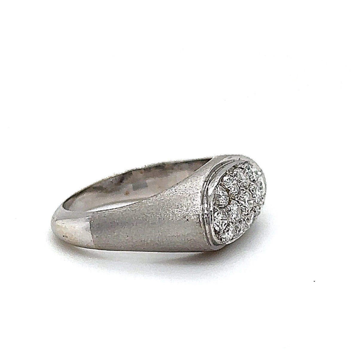 Massieve 18k witgouden ring bezet met zeer fijne pavé briljant geslepen diamanten